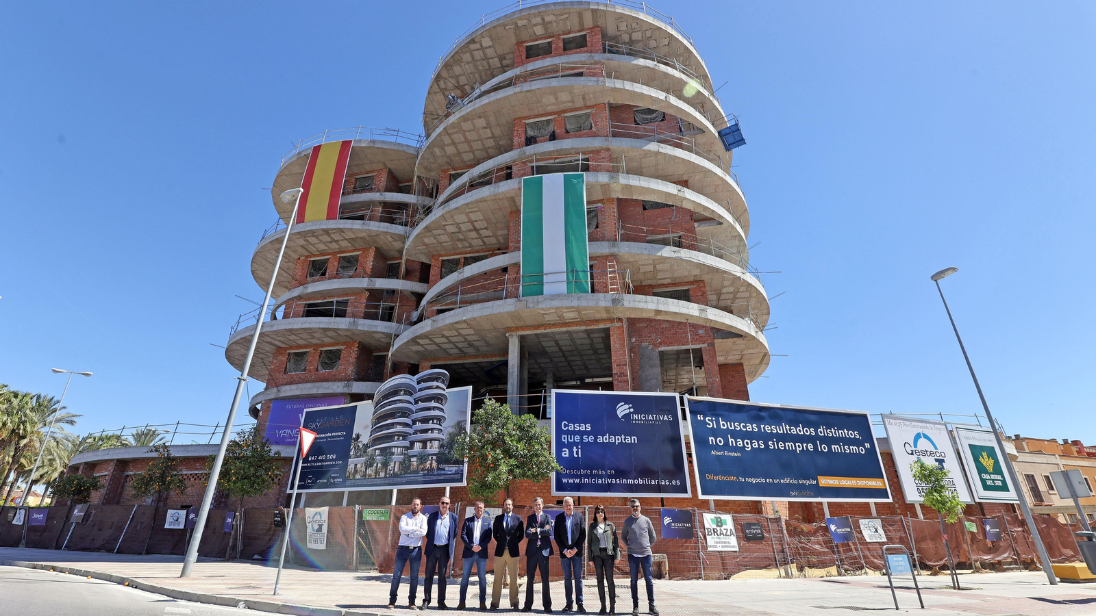El equipo de Gesteco delante del edificio 'Altillo Sky Garden', en Jerez El equipo de Gesteco delante del edificio 'Altillo Sky Garden', en Jerez