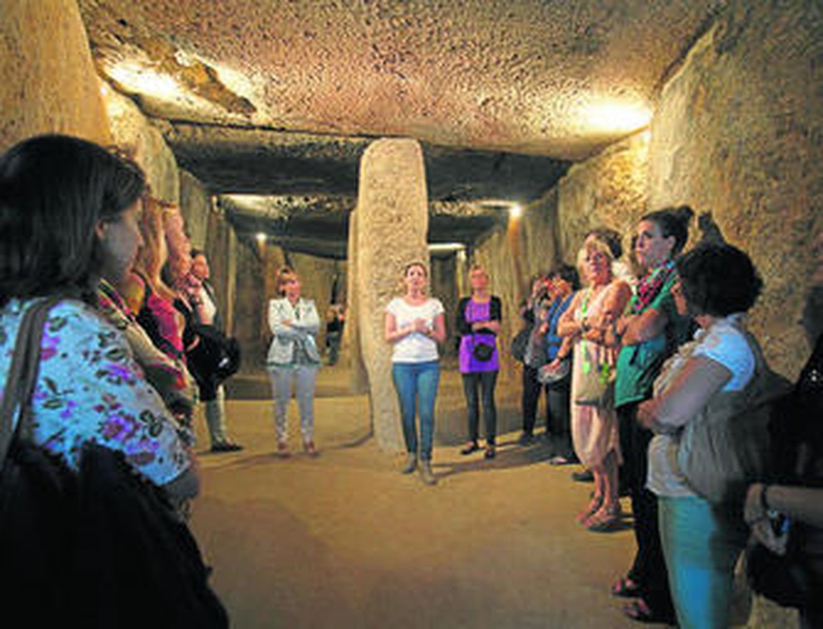 Los dólmenes durante una visita noctura.