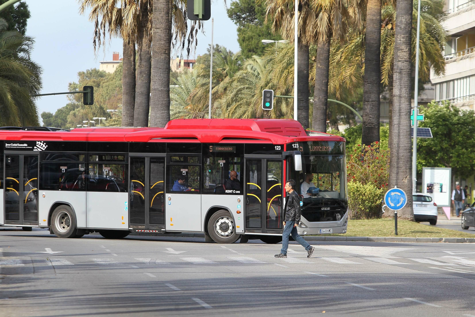 Uno de los nuevos autobuses circulando ayer por Jerez.