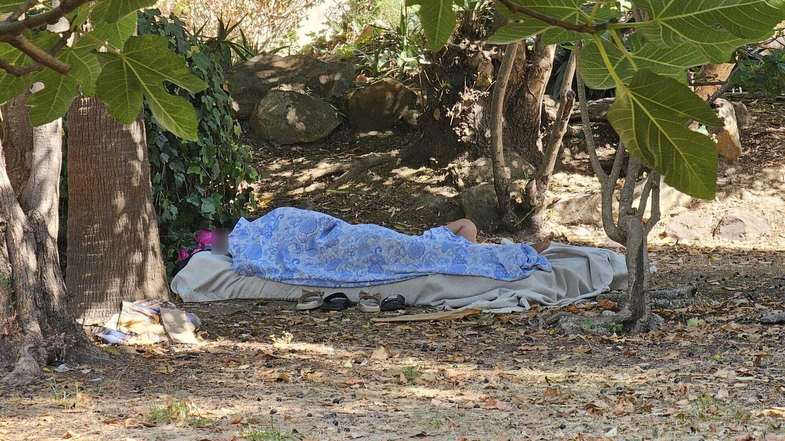 Dos personas duermen sobre un colchón junto a la Mancomunidad, el pasado lunes 12 de agosto.