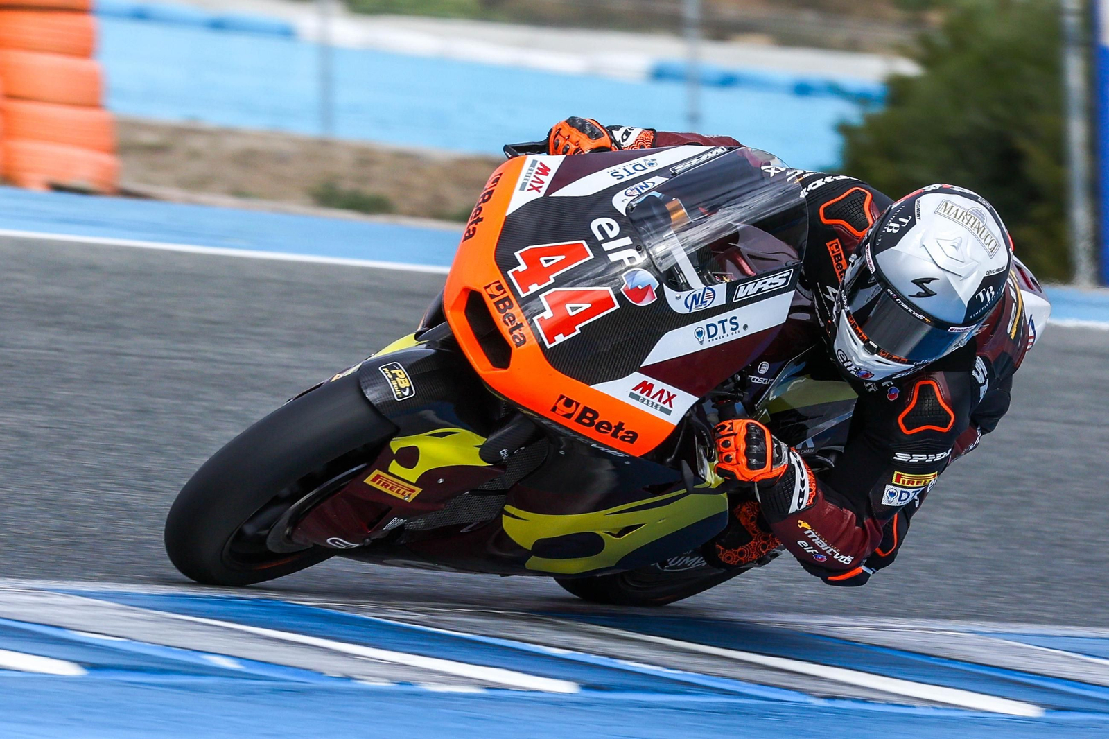Aron Canet, a lomos de la Moto2 del equipo Marc VDS, rodando ayer en el Circuito de Jerez.