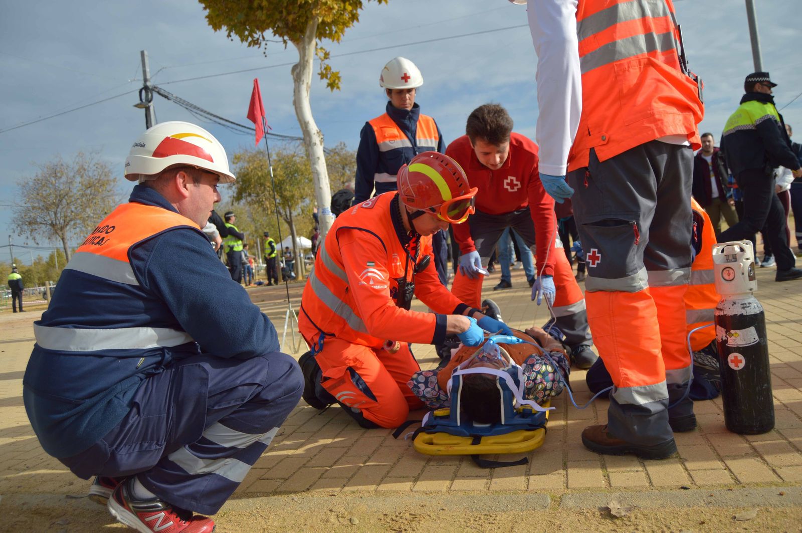 Varios efectivos atienden a una de las víctimas del siniestro.