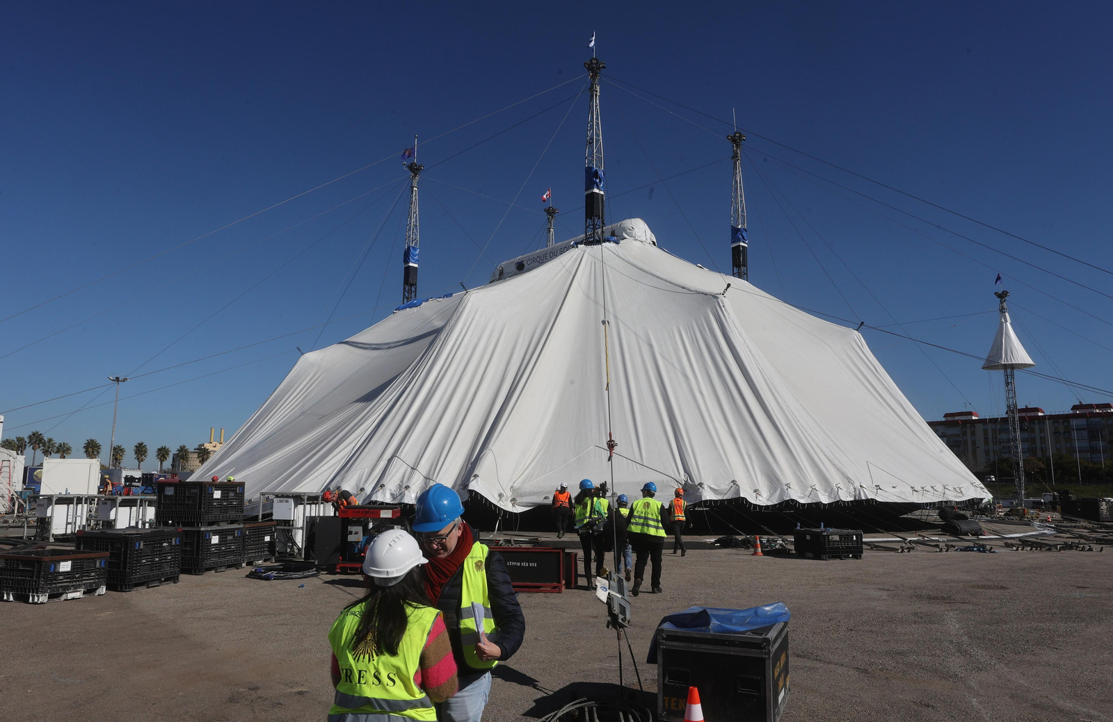 Subida de la carpa del Circo del Sol