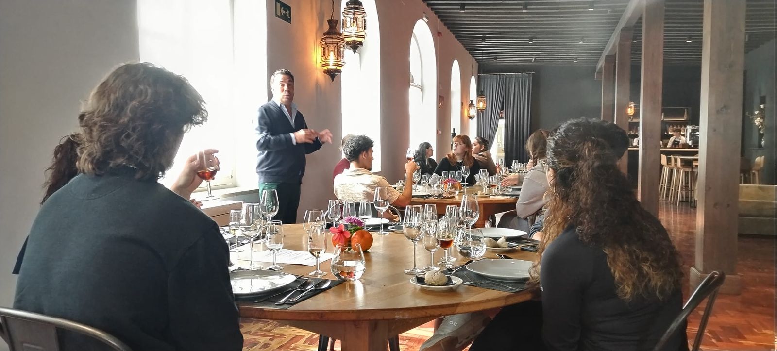 Una imagen de la cata celebrada ayer en la Bodega de Mora de Osborne, con alumnos del Culinary Institute of América.