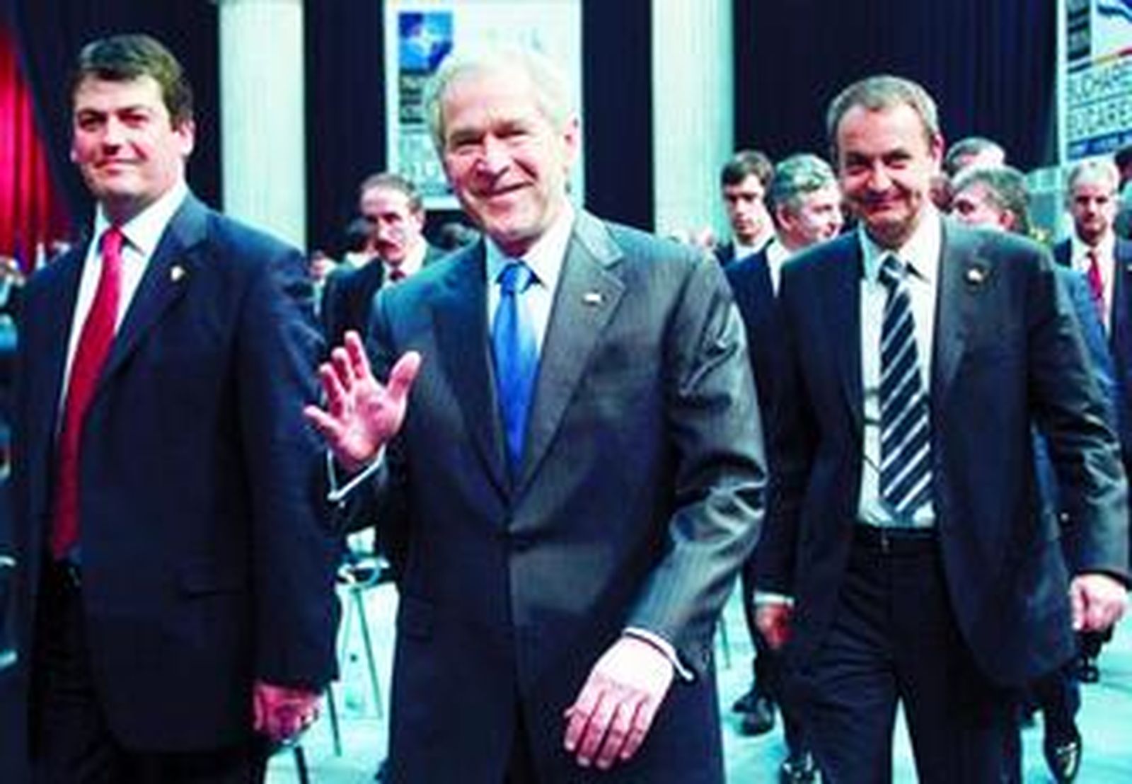Bamir Topi, presidente de Albania; George Bush, y detrás Rodríguez Zapatero, ayer en la cumbre de Bucarest.