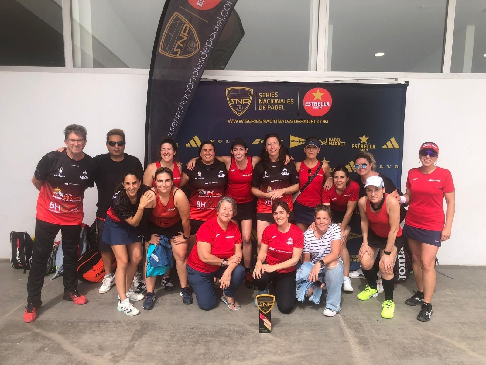 Jugadoras del Valdesport femenino que han ganado dos títulos esta temporada.