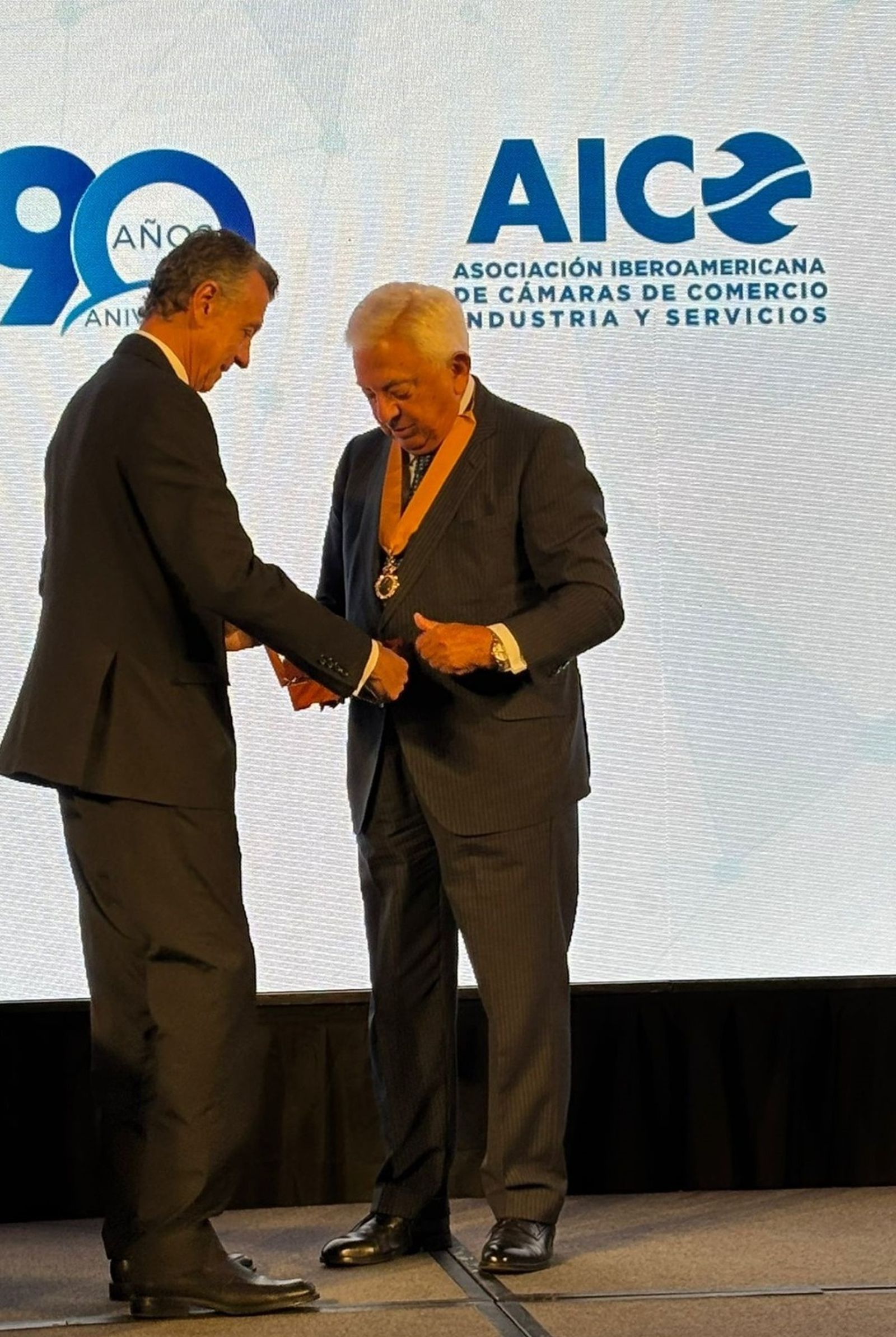 Francisco Herrero recibe la medalla.