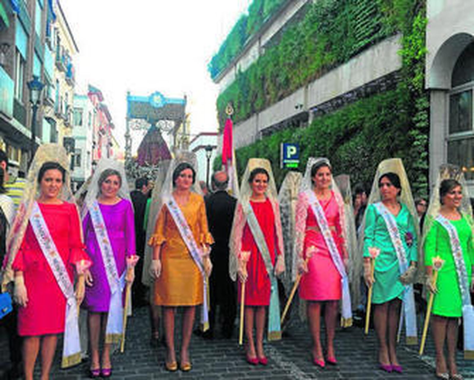 La corte aracelitana, ante el trono de la patrona.