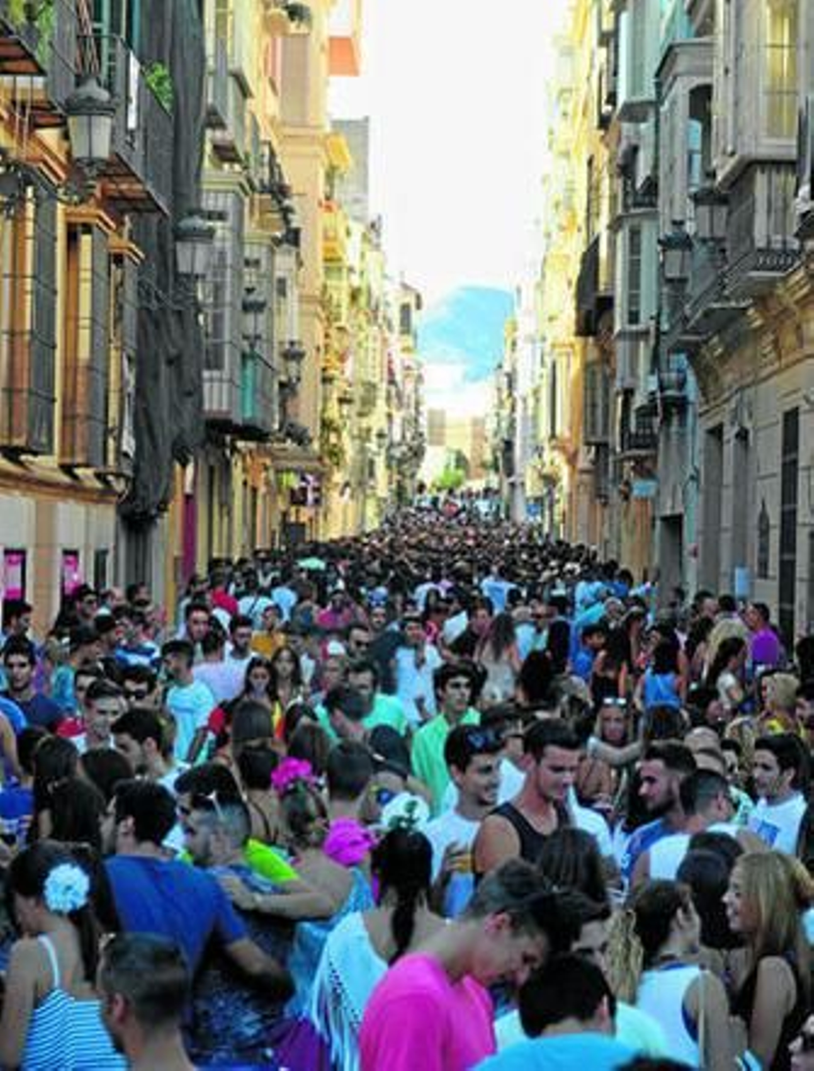 La calle Madre de Dios abarrotada durante el primer día de Feria, ayer.