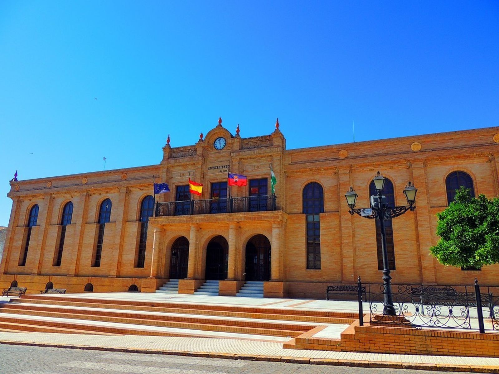El Ayuntamiento de La Puebla del Río.