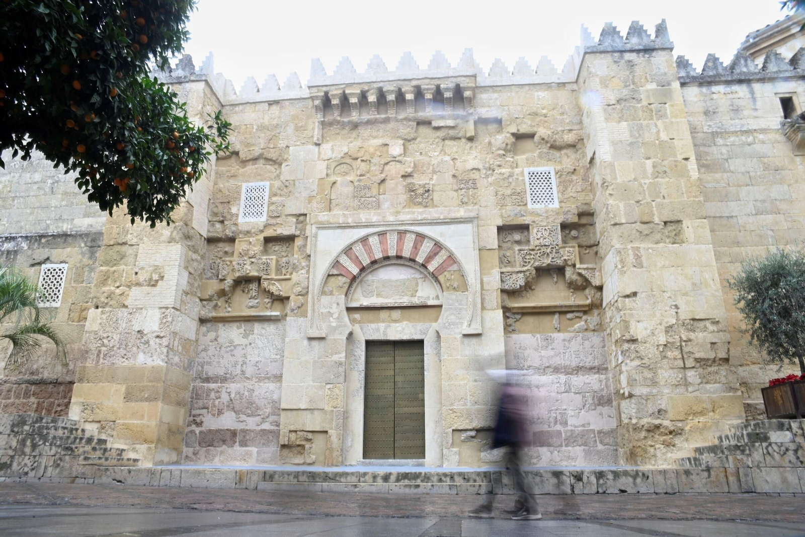 La recién restaurada puerta de San Sebastián de la Mezquita-Catedral, en imágenes