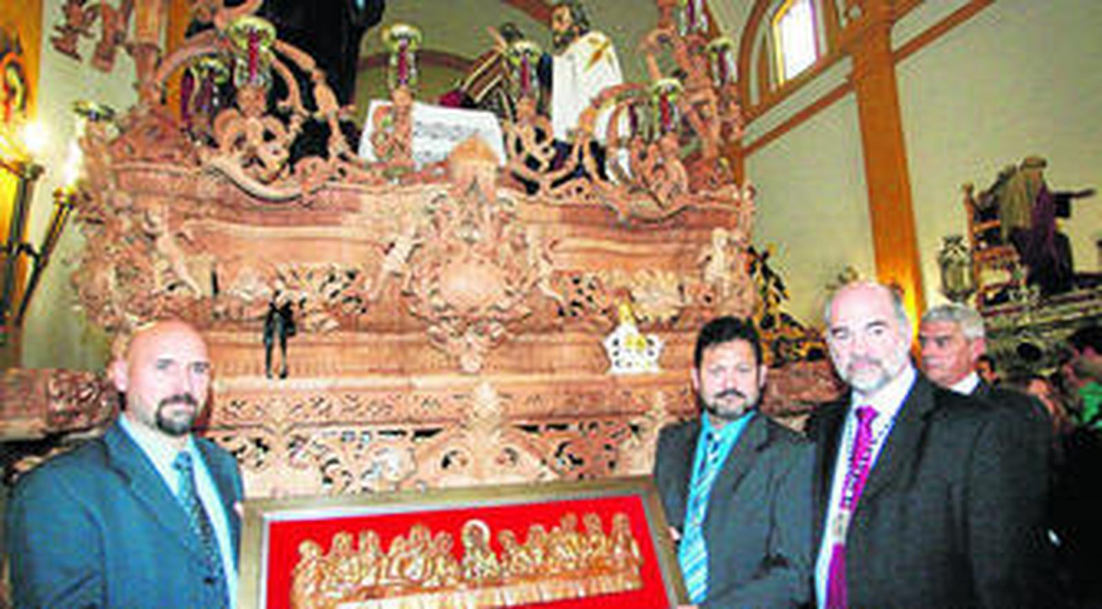 El hermano mayor de La Cena, Emilio Muñoz (derecha) posa junto a los tallistas que han realizado el paso del Señor del Amor.