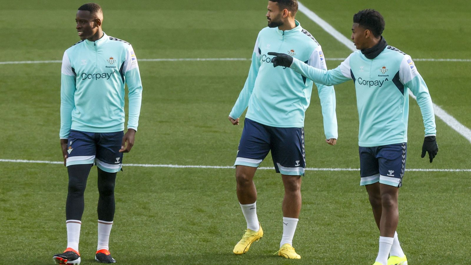 Abner se dirige a Luiz Henrique en un entrenamiento.