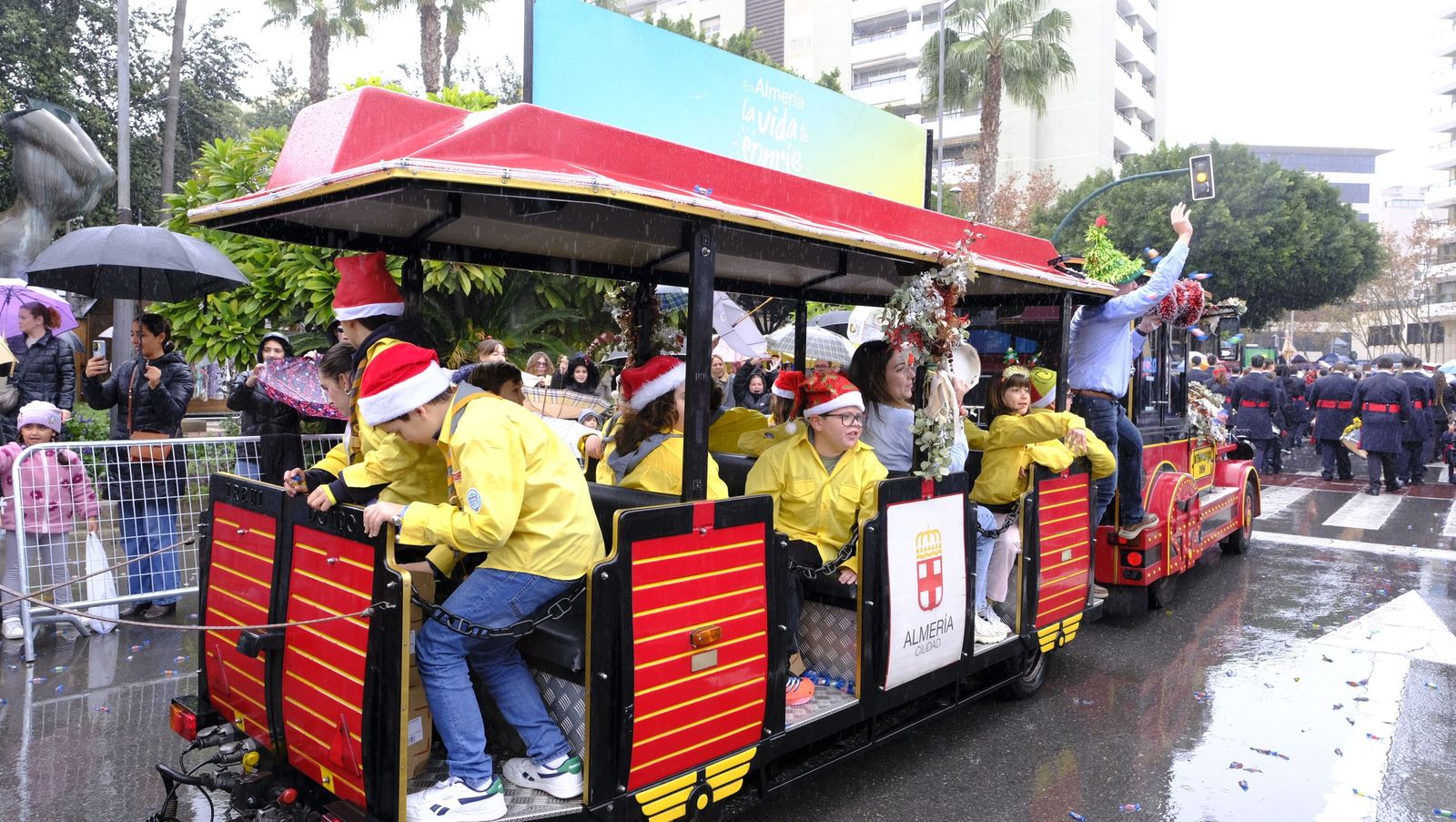 Fotografías de la cabalgata de los Reyes Magos pasada por agua en Almería