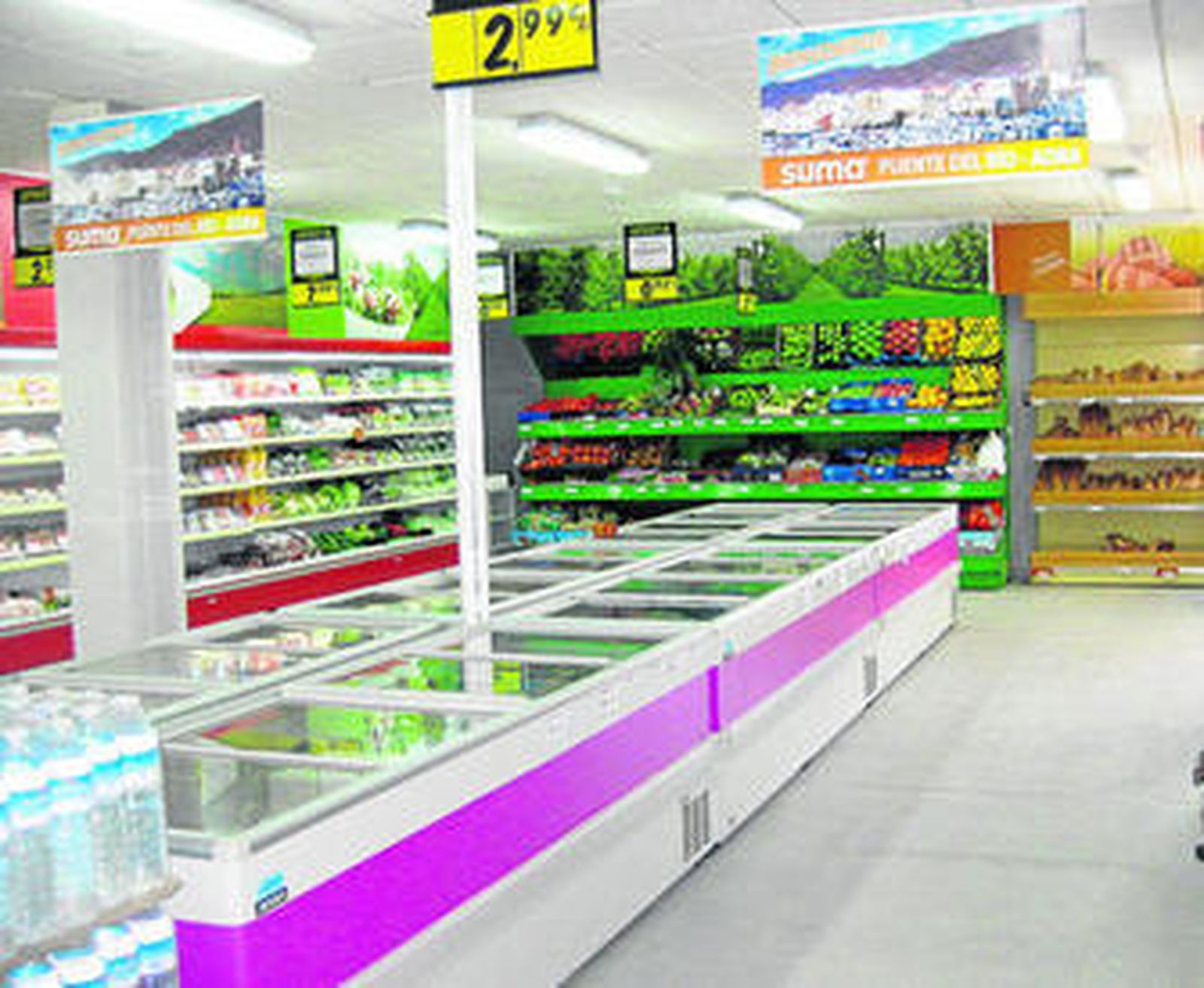 Interior del establecimiento comercial que se inaugura hoy en Adra.