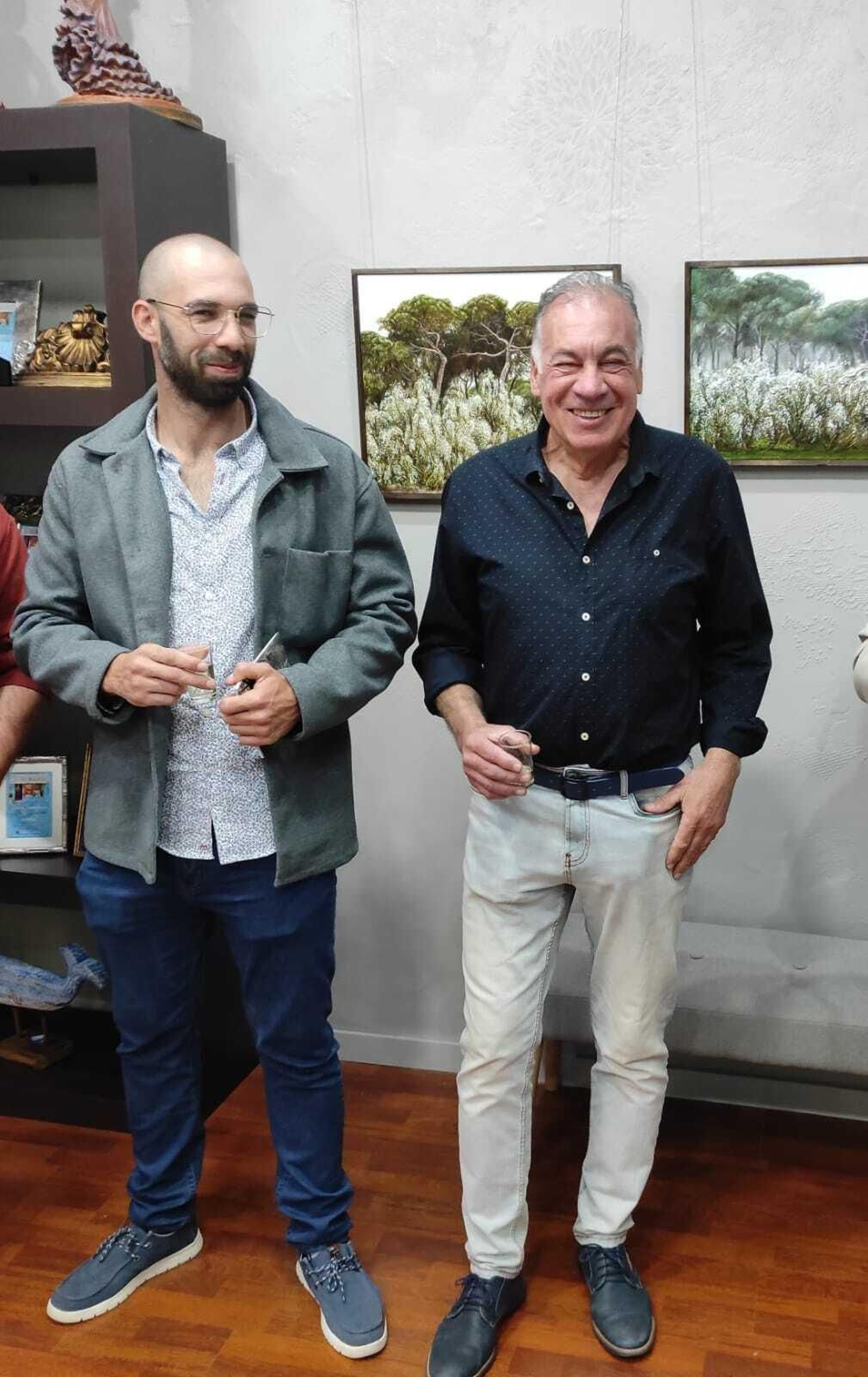 José Manuel Péculo (a la derecha), durante la inauguración de la muestra.