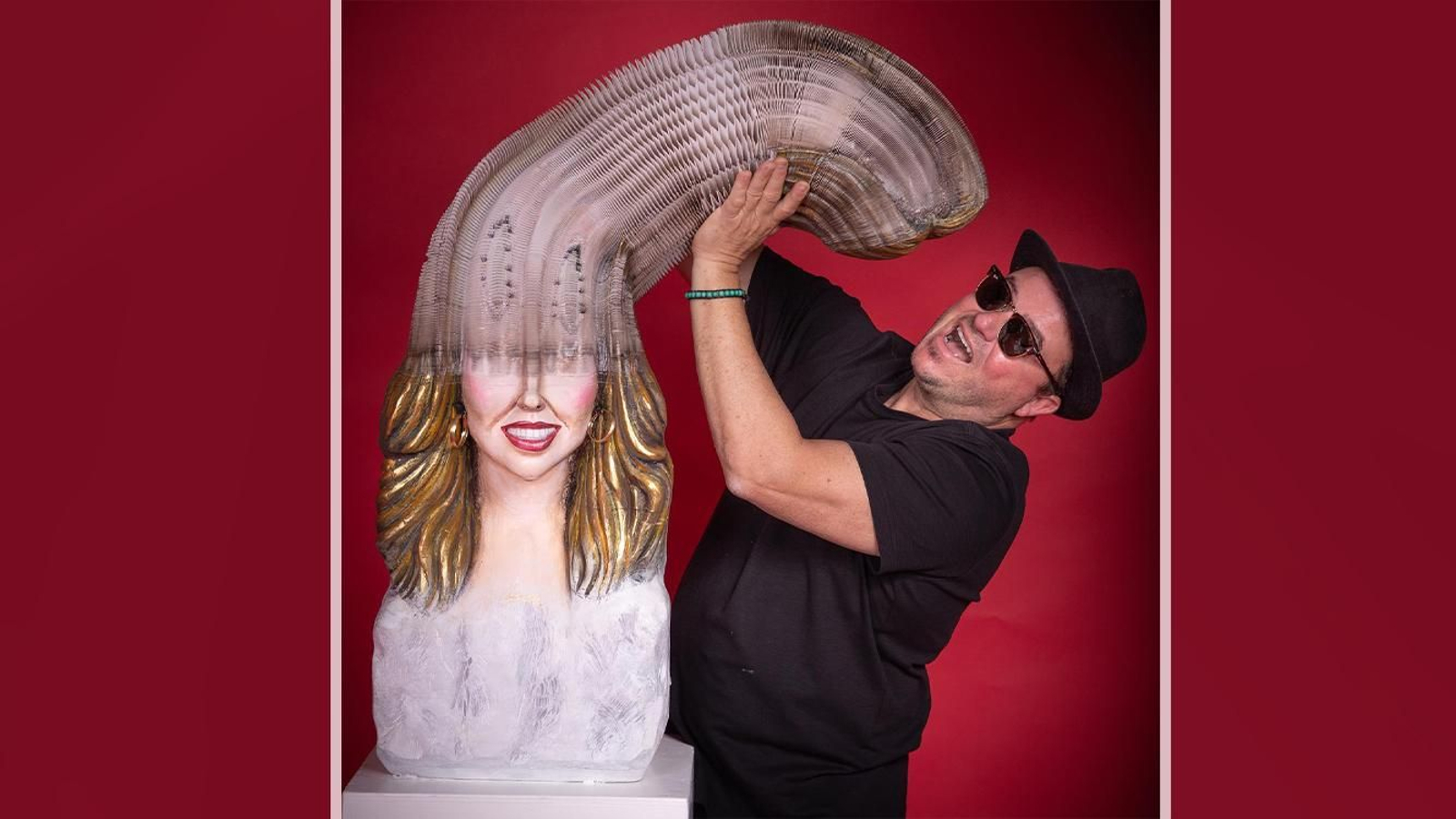 Felix Semper muestra una escultura de la cantante Thalia.