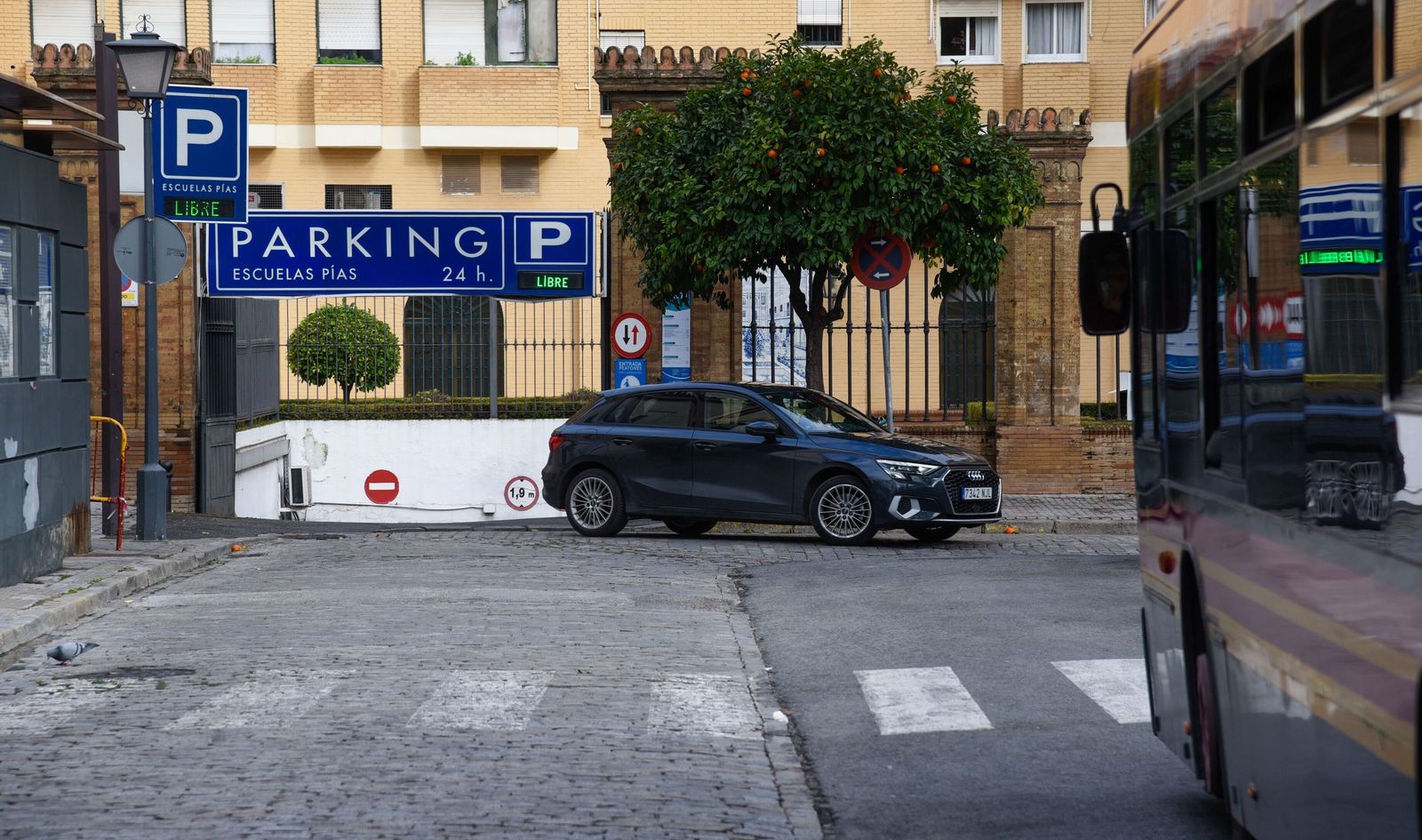 Un coche sale del centrico aparcamiento de la plaza Ponce de León.