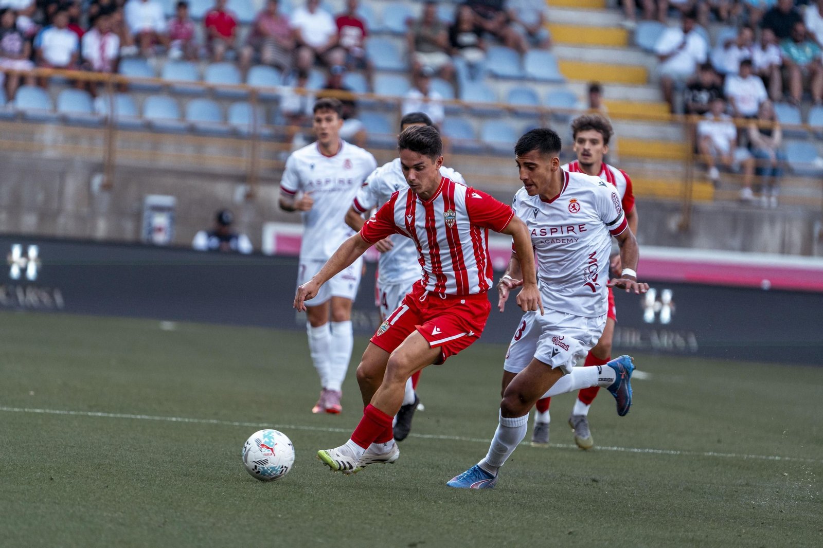 Arribas con la pelota en los pies en el encuentro ante la Cultural Leonesa.