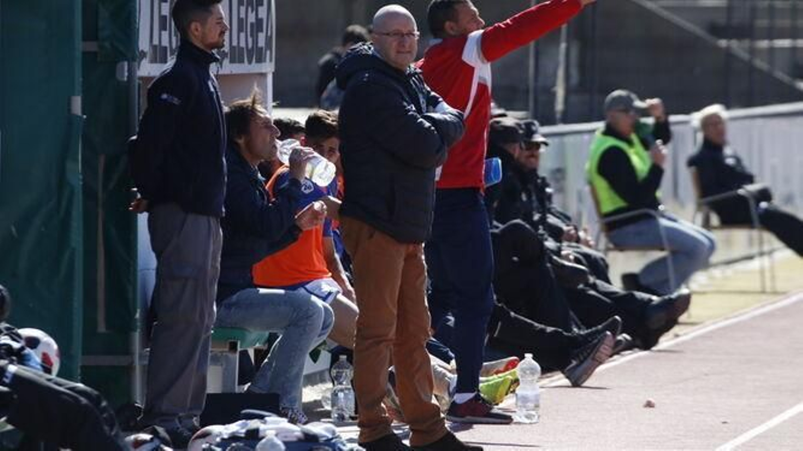 Joaquín Jiménez, junto al acceso a vestuarios, durante un partido