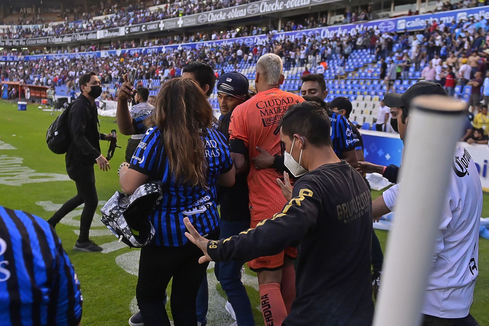 Las imágenes de la pelea en el fútbol mexicano entre Querétaro y Atlas