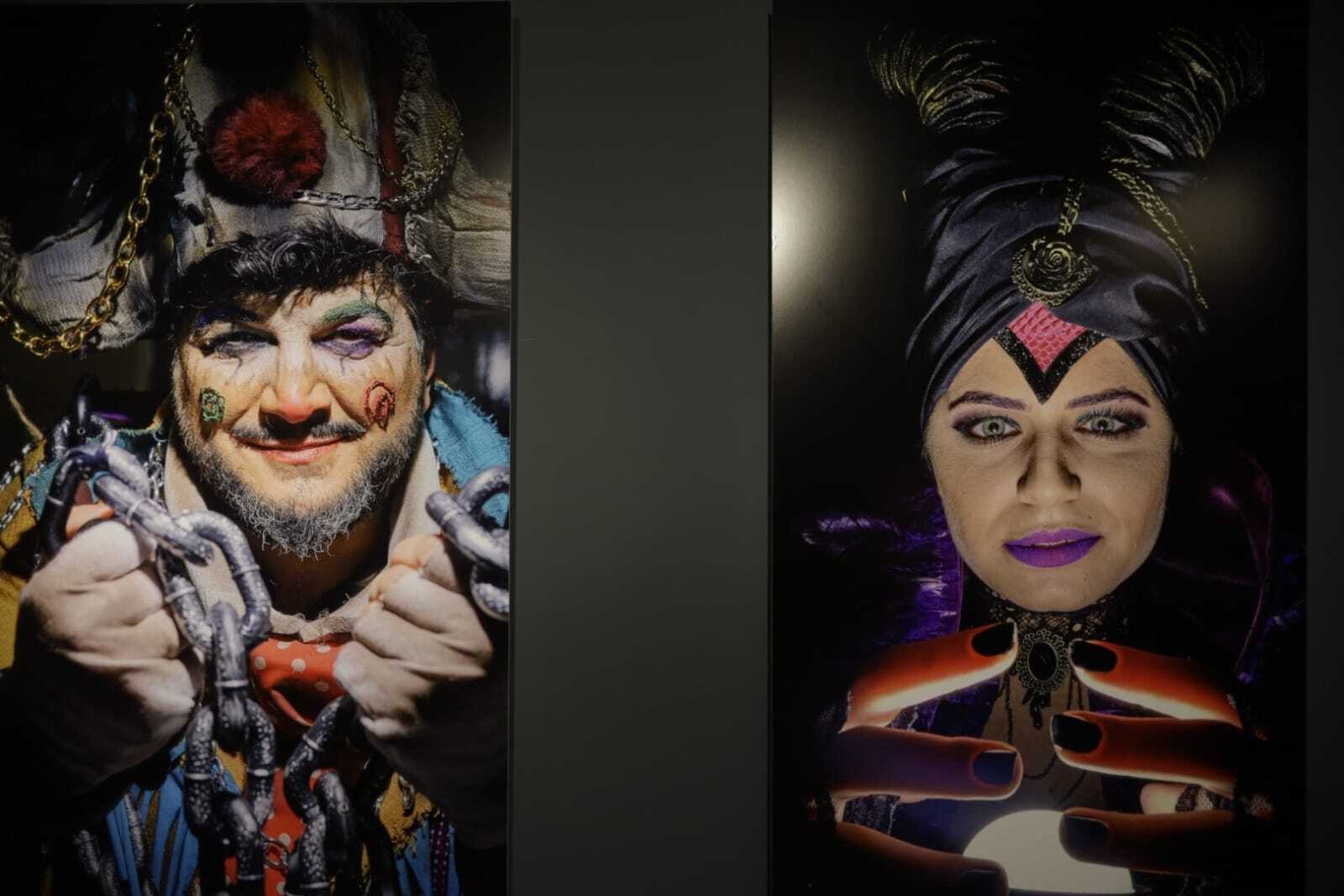 La exposición 'Carnaval de Improviso. Retratos urgentes: la trastienda del COAC', en imágenes
