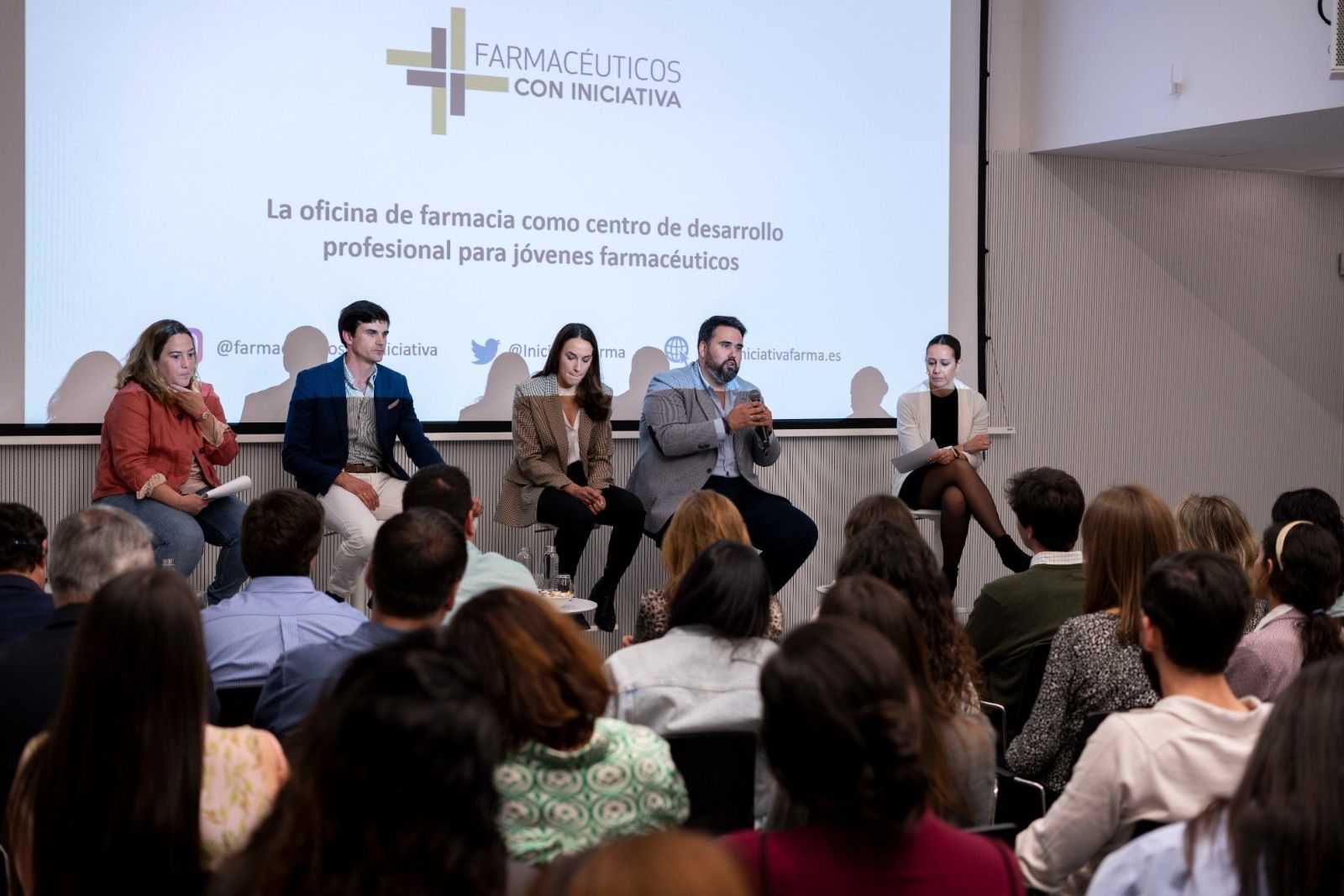 Un momento del coloquio entre los ponentes de la mesa redonda.