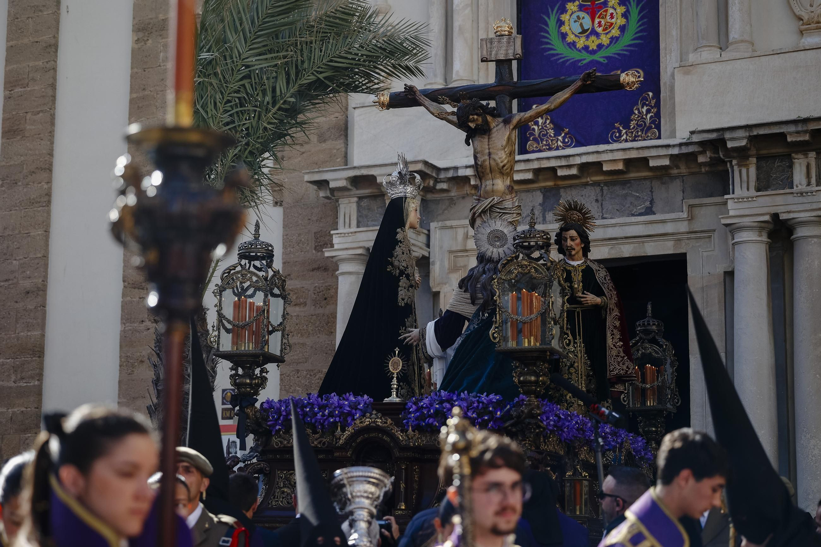 imágenes de la salida de Piedad, bajo llluvia y granizo, en la Semana Santa de Cádiz 2025