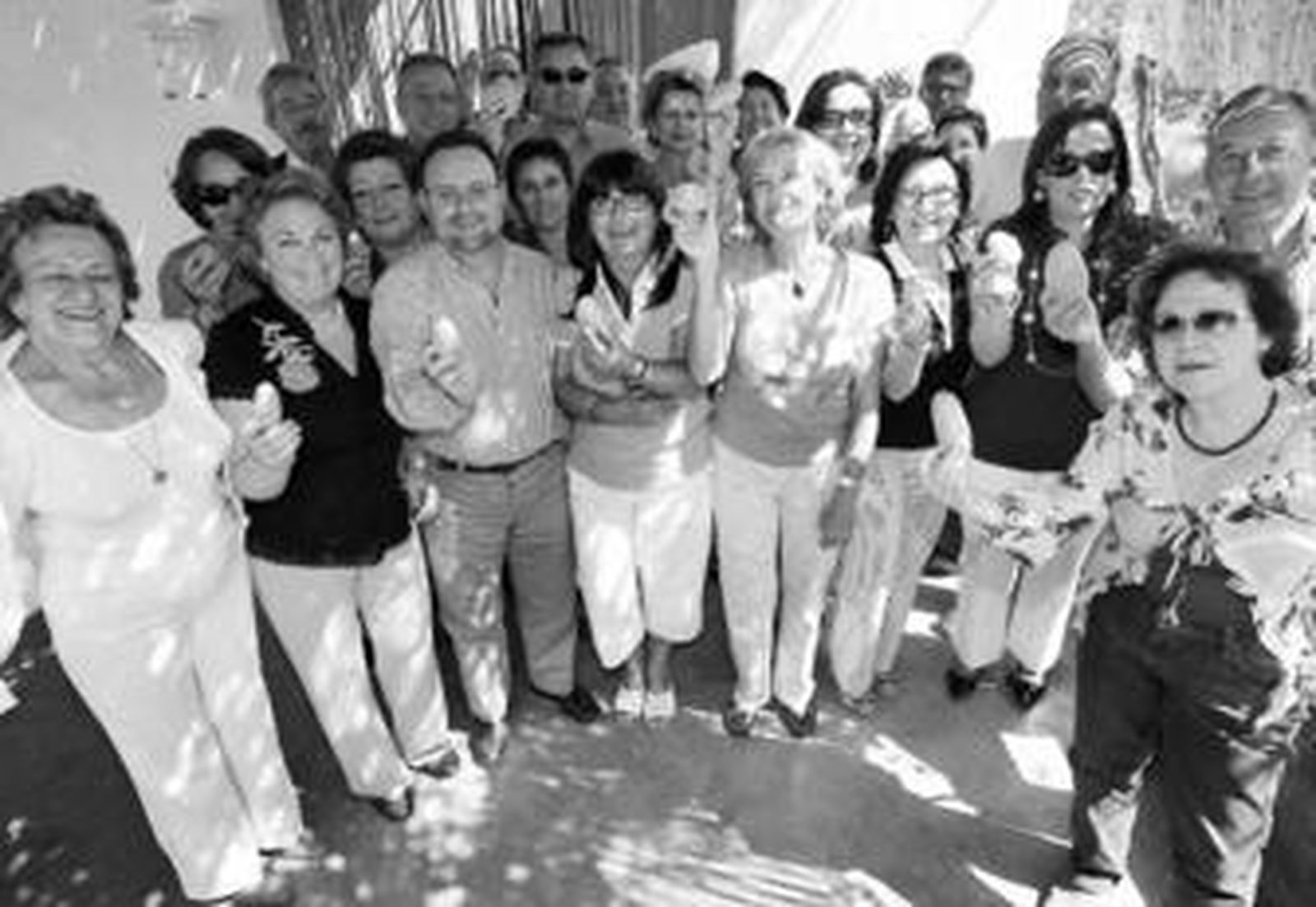 Los miembros de la Asociación posan minutos antes de degustar las papas de Cristóbal y Loli.