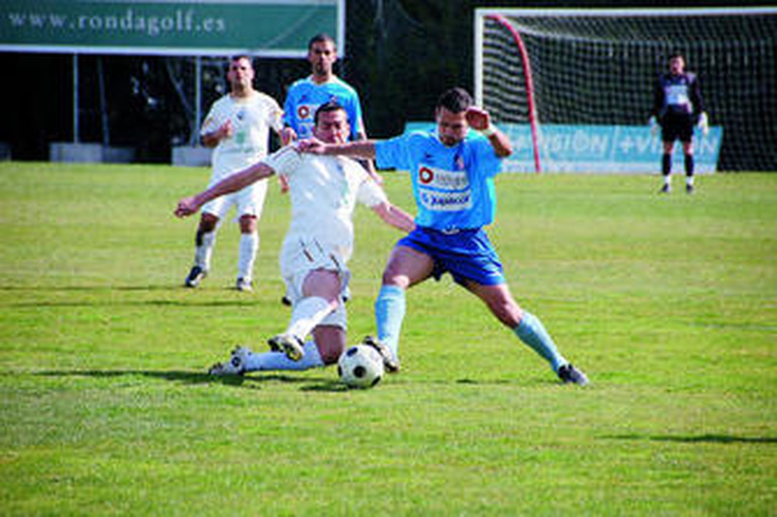 El bastetano Vilaseca se adelanta a un jugador del Ronda.