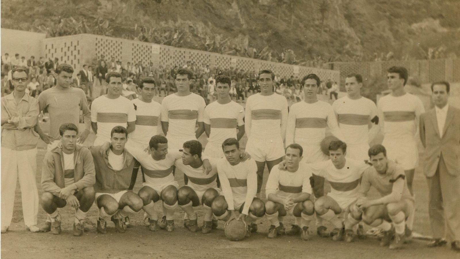 Prieto, el último por la derecha de pie, con el Tenerife.