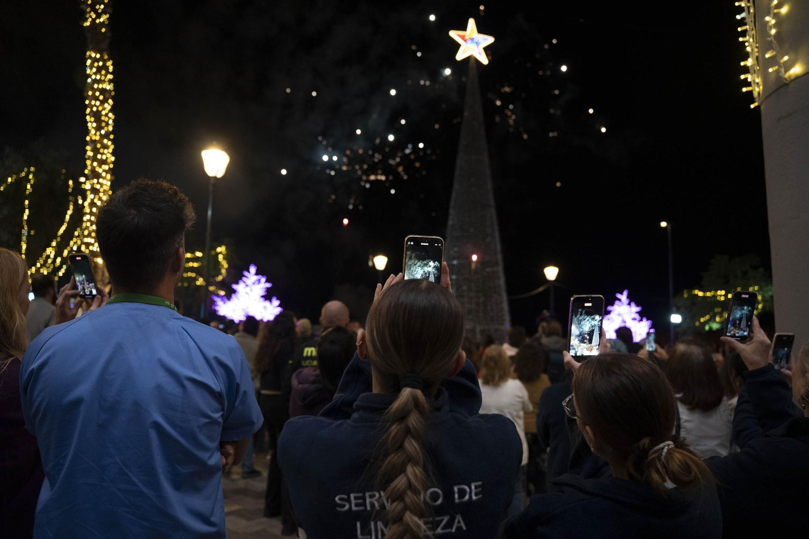 El encendido del alumbrado navideño del Hospital Universitario Torrecárdenas, en imágenes