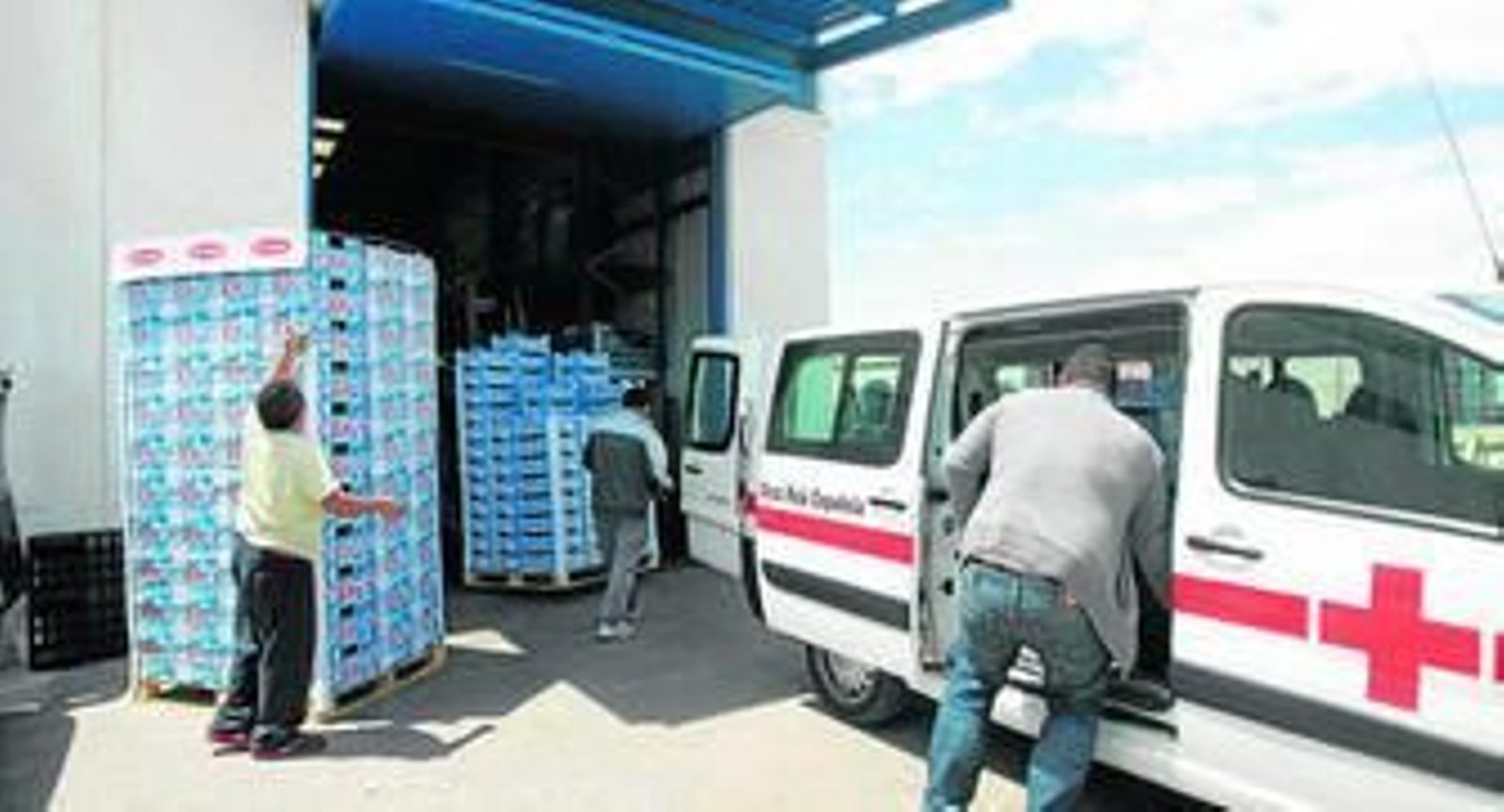 Parte de la ayuda recibida por la empresa Hortofrutícola Fresss  entregó ayer a Cruz Roja.