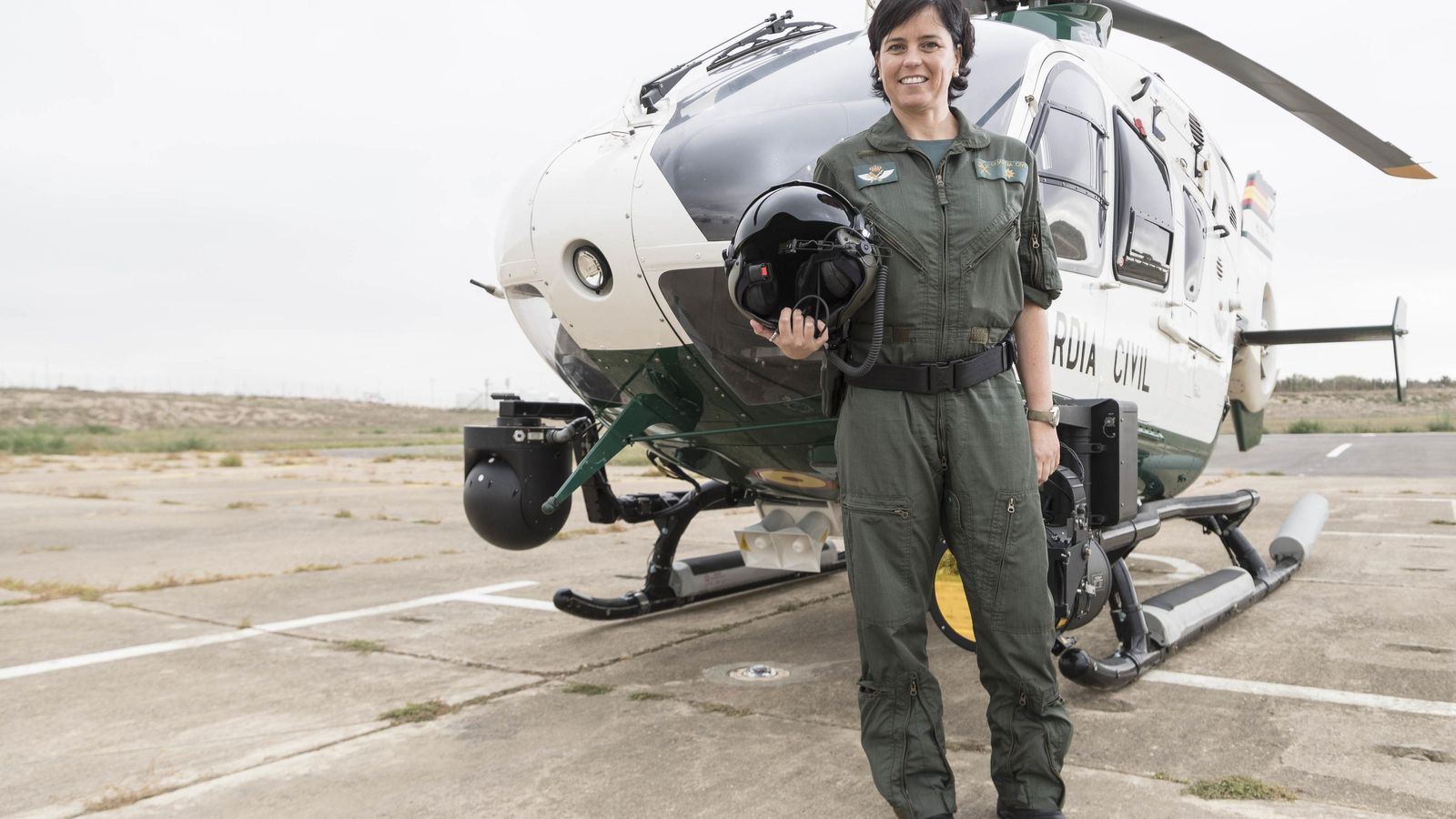 La comandante Susana Espinosa, con el helicóptero de la Guardia Civil.