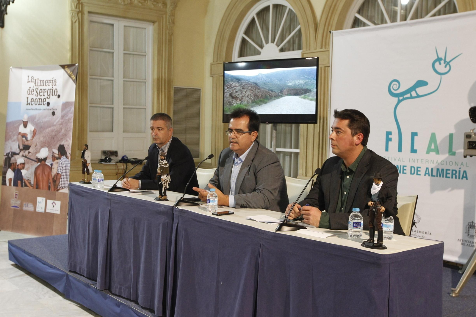 Los dos autores junto al diputado de Cultura.