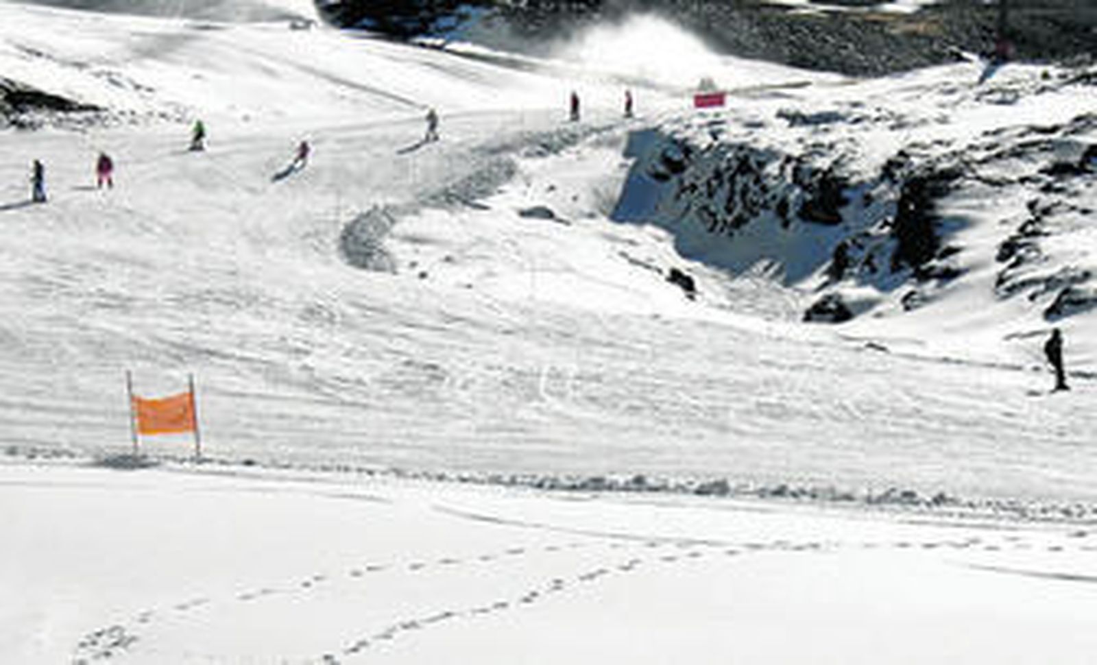 En total ya hay 3,5 kilómetros esquiables gracias a la producción artificial de nieve.