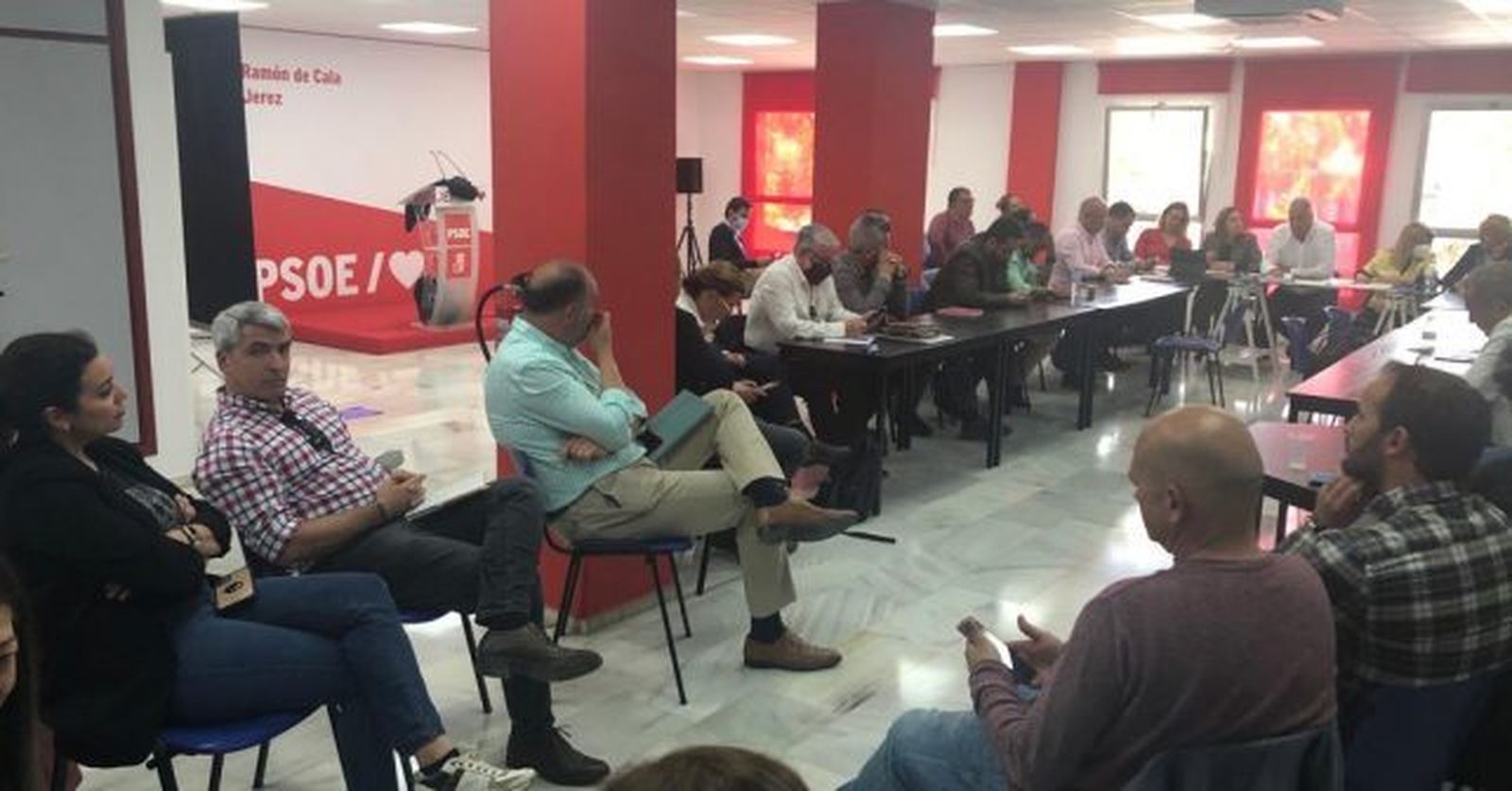 Un instante de la reunión de la ejecutiva del PSOE provincial en Jerez celebrada este lunes.