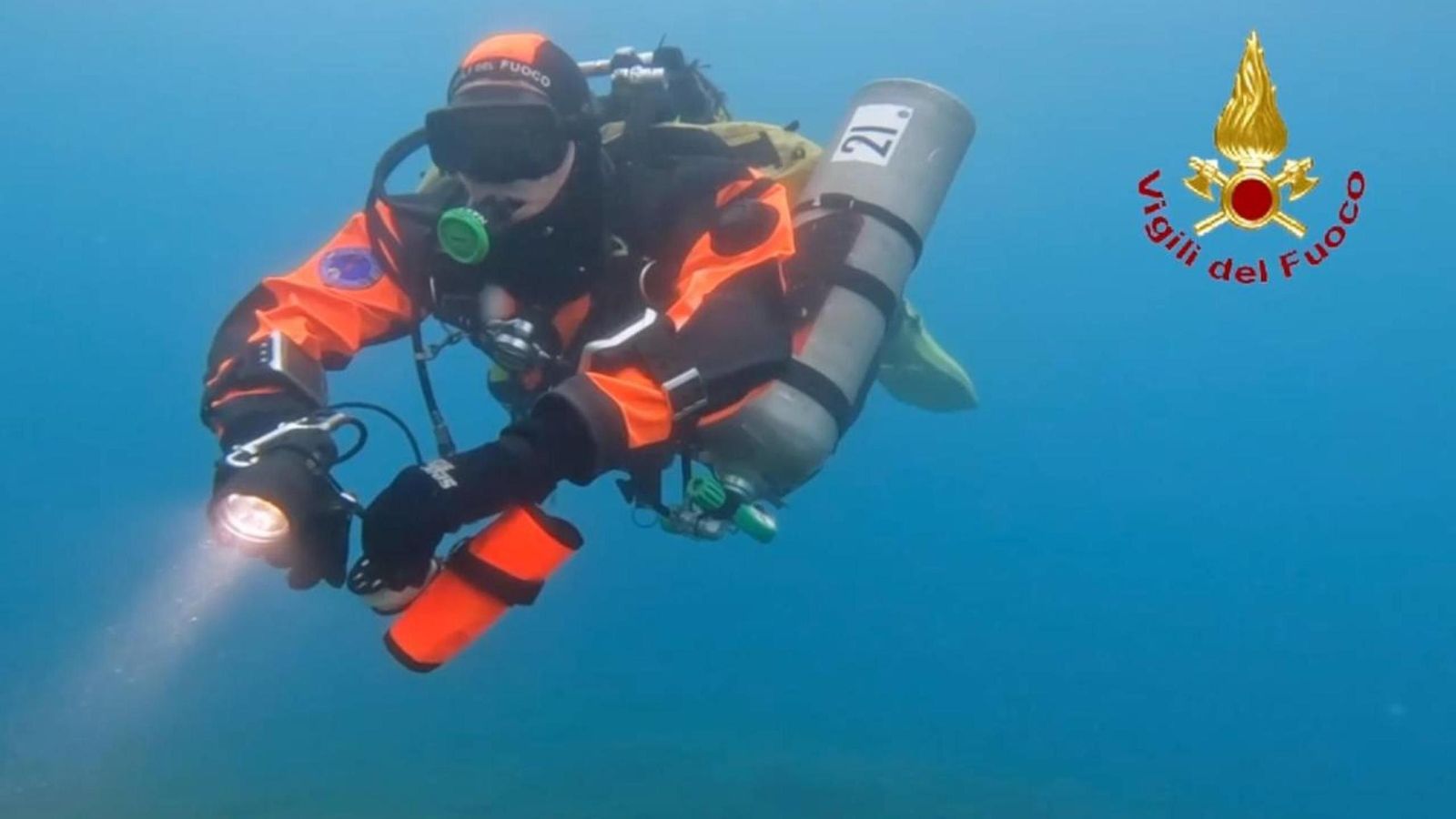 Trabajos de rescate del yate hundo de Mike Lynch.