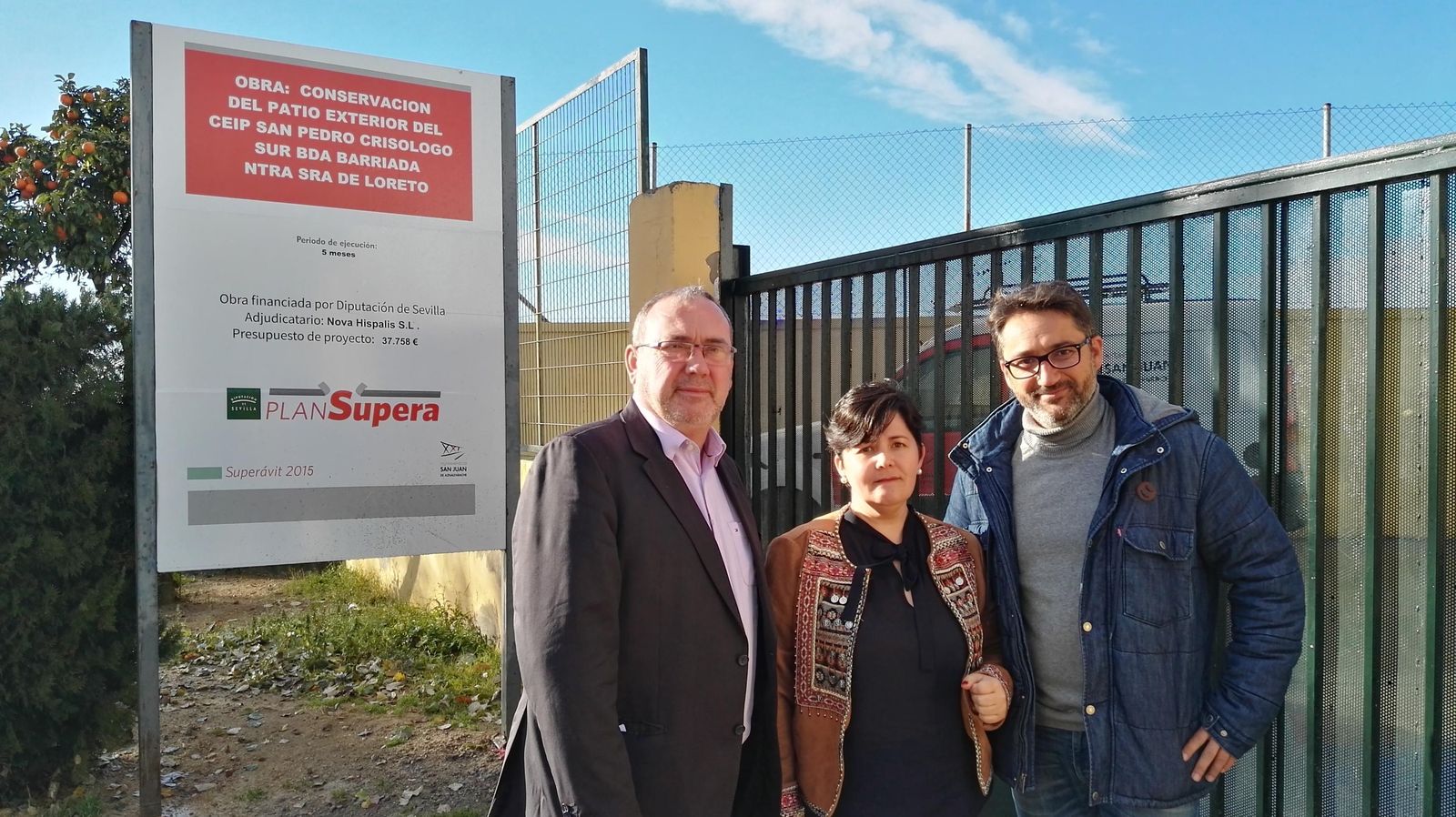 Asunción Llamas comprobó la obra de conservación del patio exterior del CEIP San Pedro en su visita a San Juan.