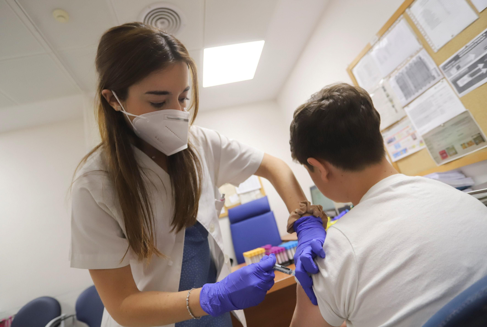 María del Mar Caracuel vacuna a un adolescente en el centro de salud Trinidad.