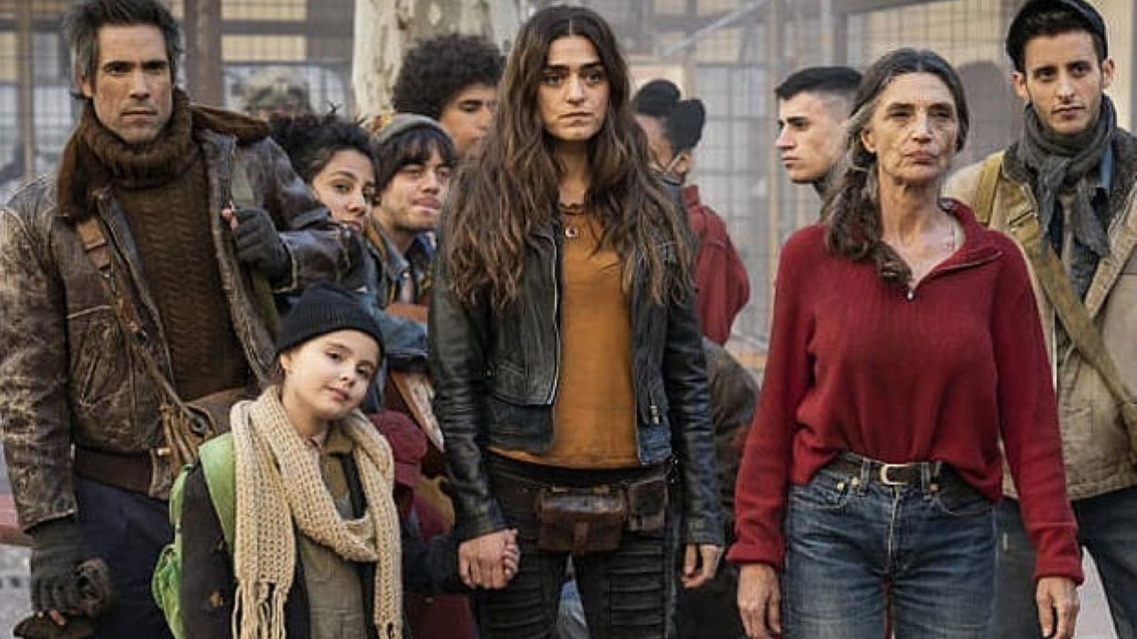 Olivia (centro) en el papel de Julia, con parte del elenco de la ficción. A la derecha, su madre, Ángela Molina.