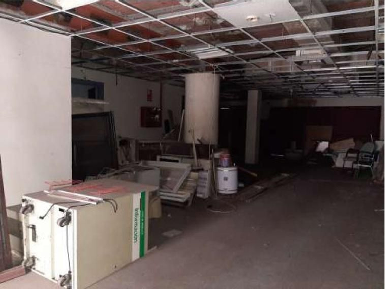 Suciedad acumulada en la antigua biblioteca de la calle Alfonso XII