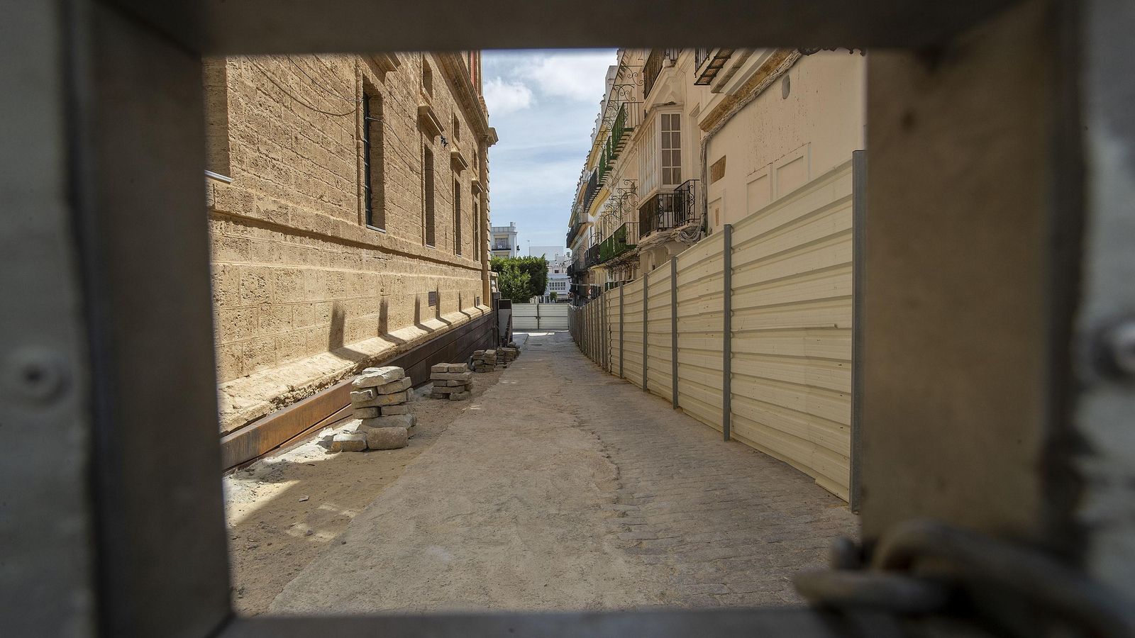 Tramo de la calle Isaac Peral que está dentro del perímetro de obra del Ayuntamiento.