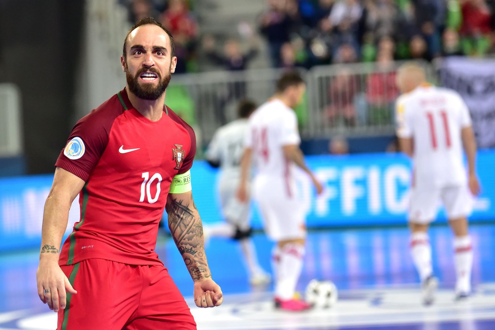 Ricardinho, la estrella de Portugal, acaba de hacer el 1-0 al comienzo de la final ante España.