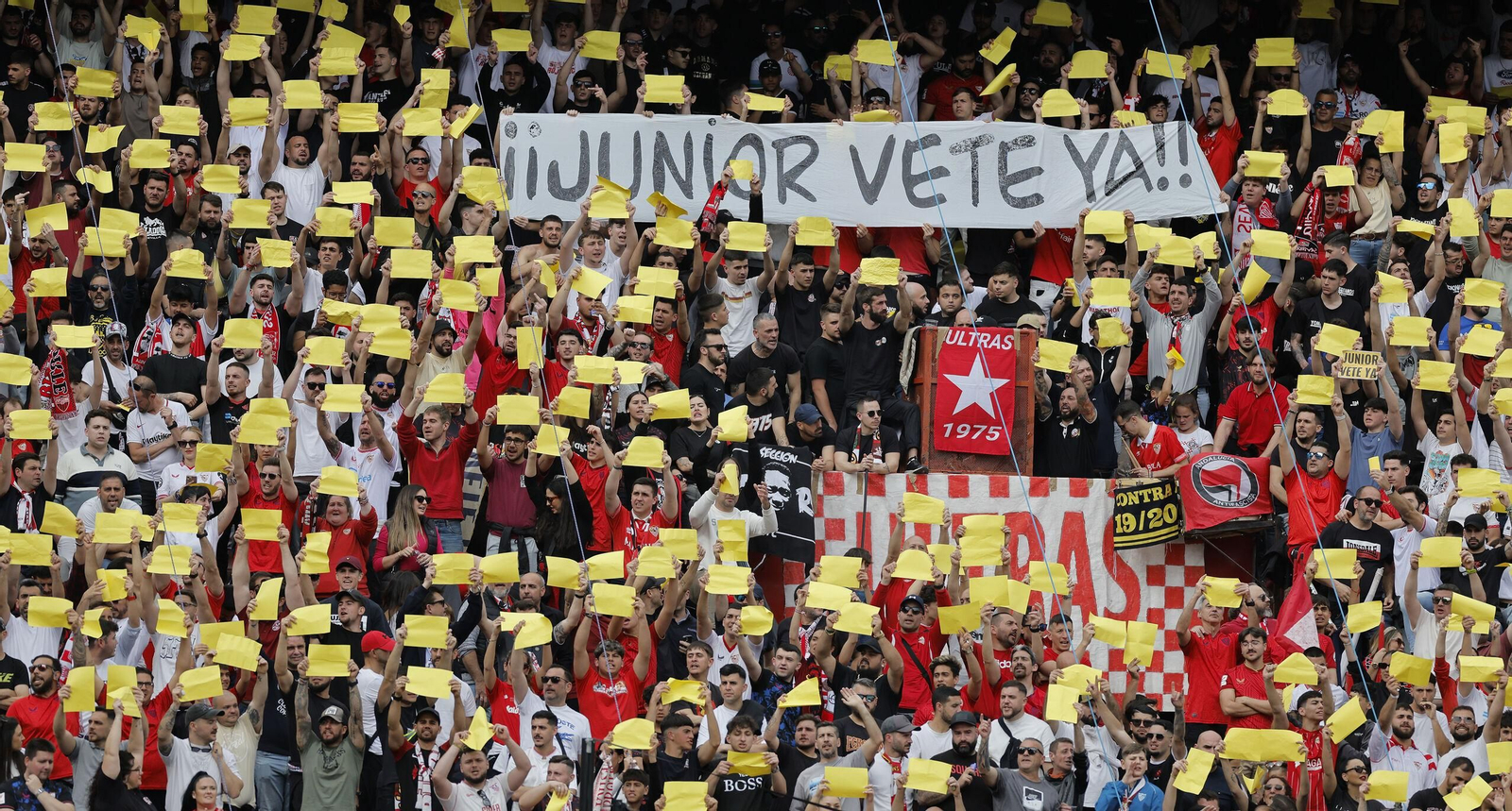 Las cartulinas que después paralizaron el partido con el casi unánime "Júnior, vete ya".