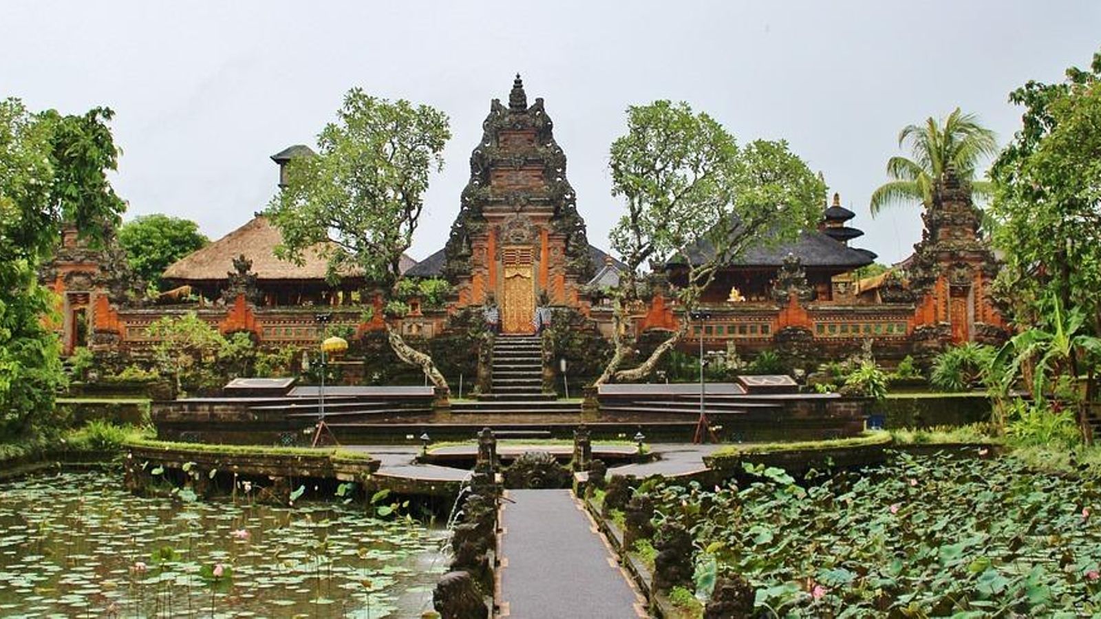Templo de Saraswati en Ubud (Bali), Indonesia.