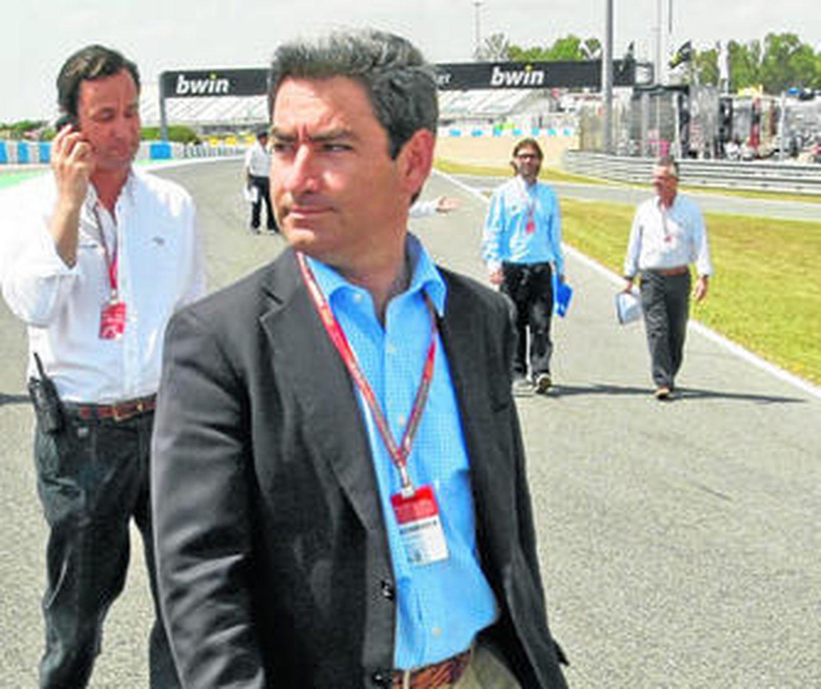 Juan Baquero durante una de las inspecciones de pista antes de una prueba.