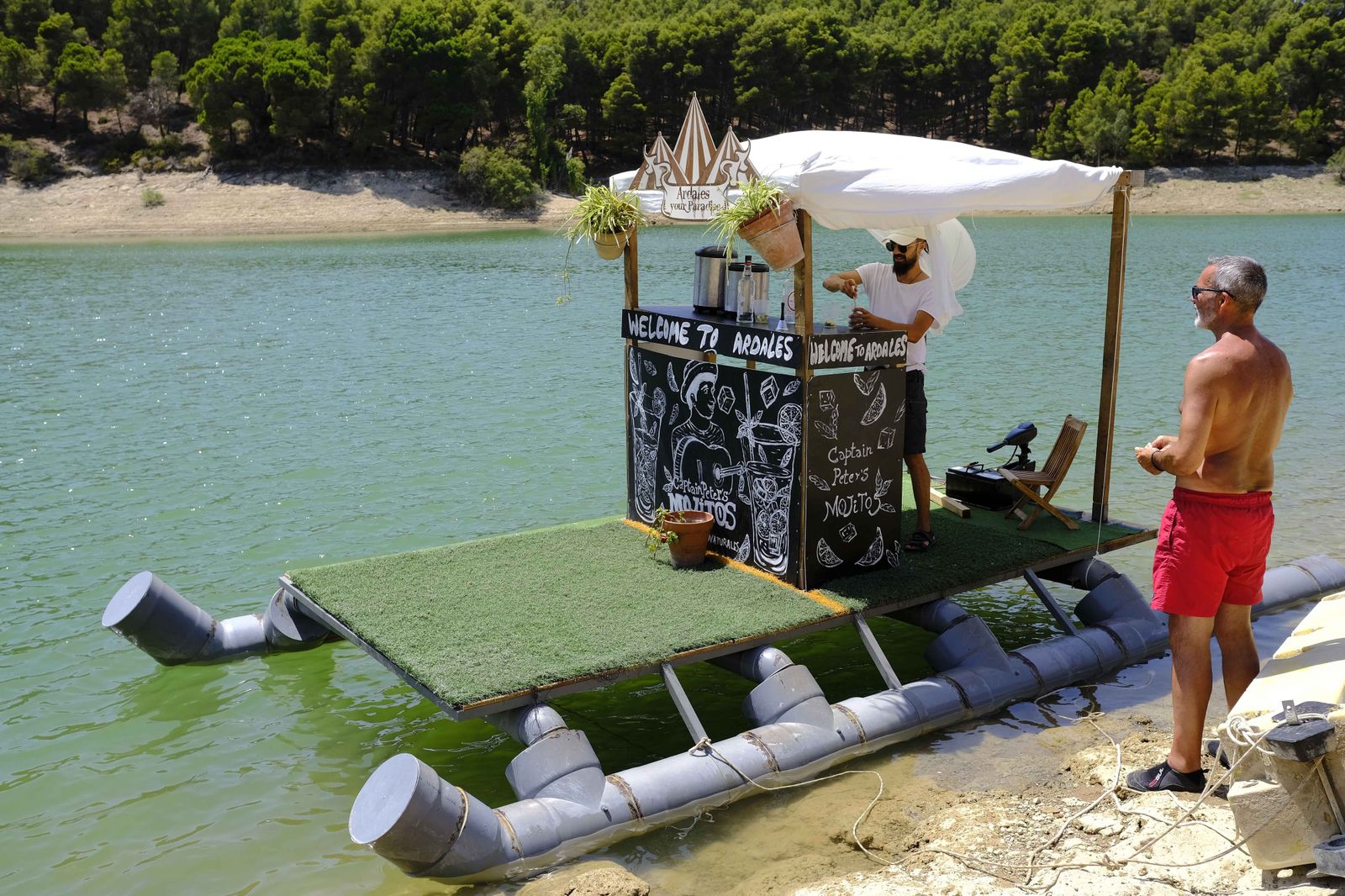 Capitan Piter's, el barco que sirve mojitos y zumos naturales mientras recorre el pantano.