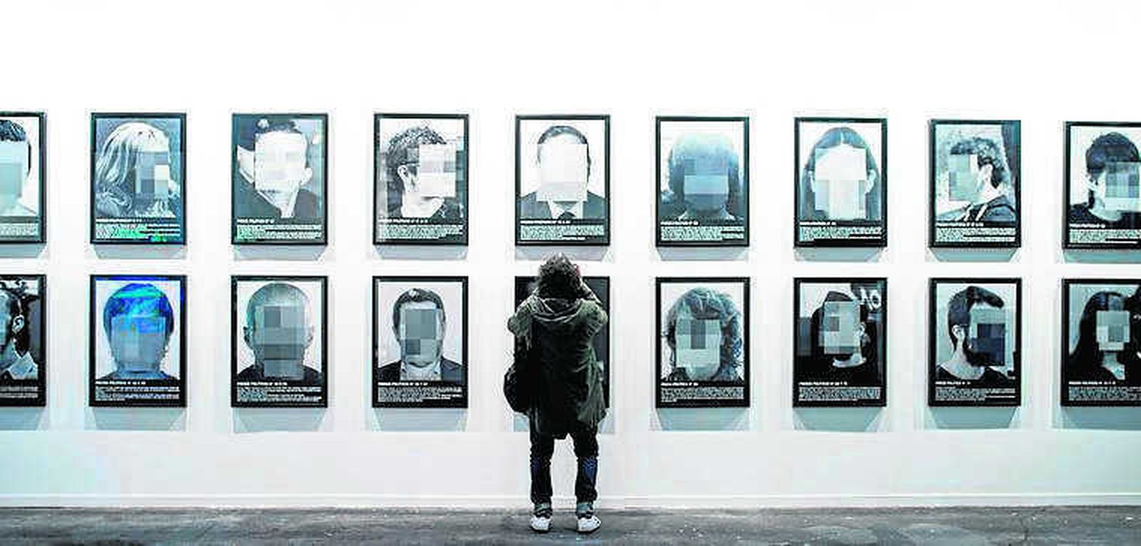 Los 'Presos Políticos' de Santiago Sierra, en el 'stand' de Elga Alvear.