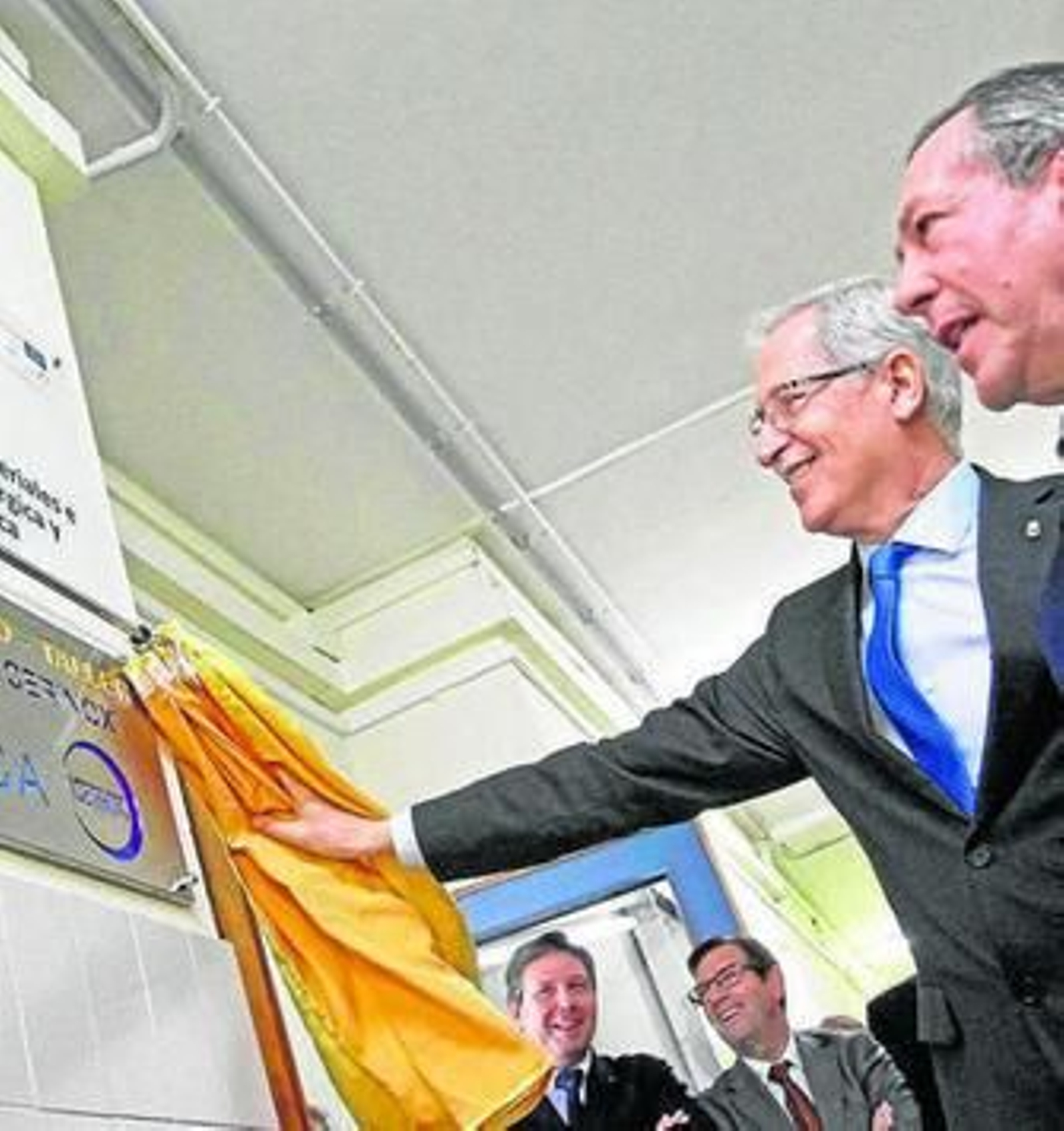 Antonio Moreno y Javier Pérez descubren la placa del laboratorio. Antonio Moreno y Javier Pérez descubren la placa del laboratorio.